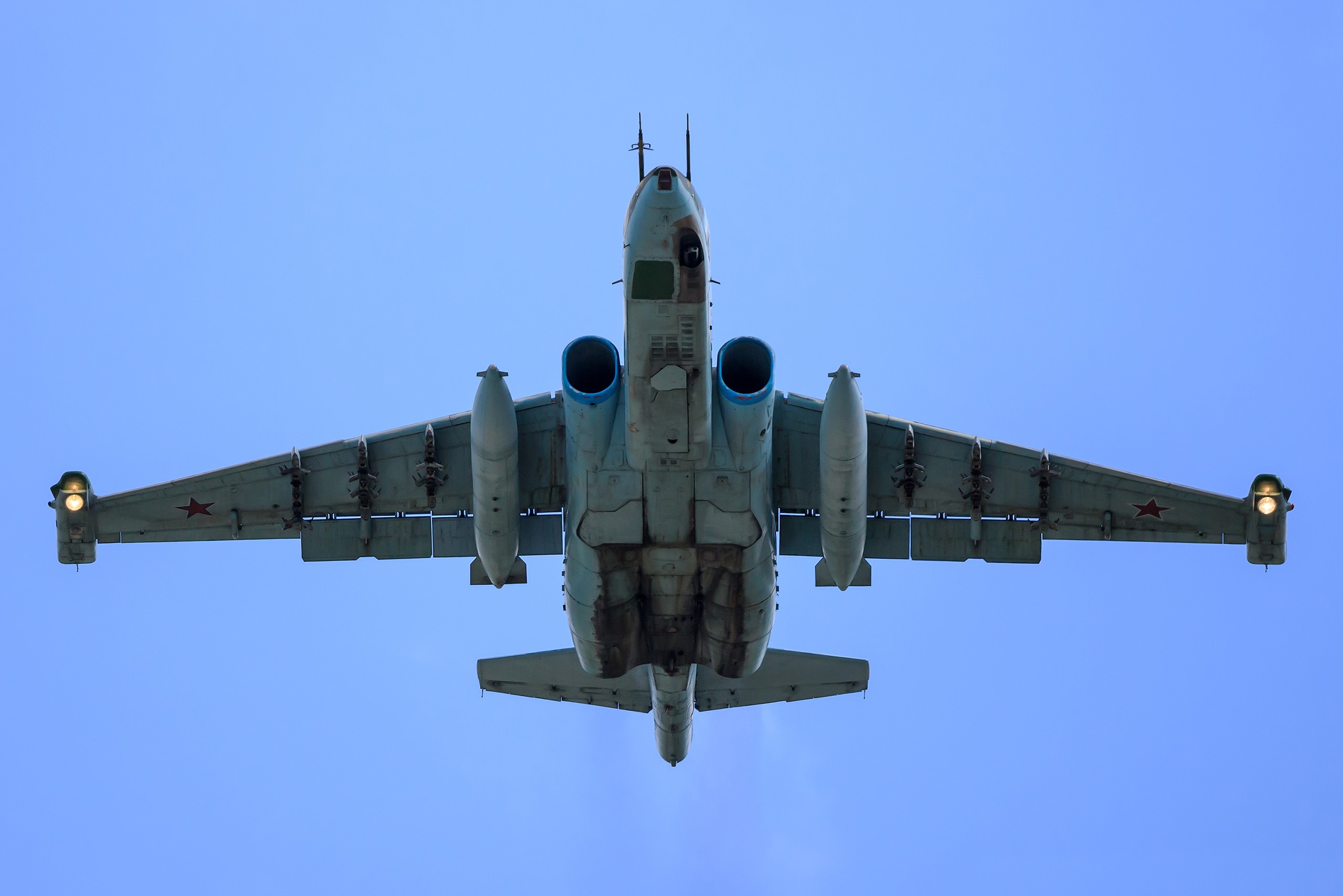 Sukhoi Su-25 Frogfoot attack aircraft flying overhead HD Wallpaper