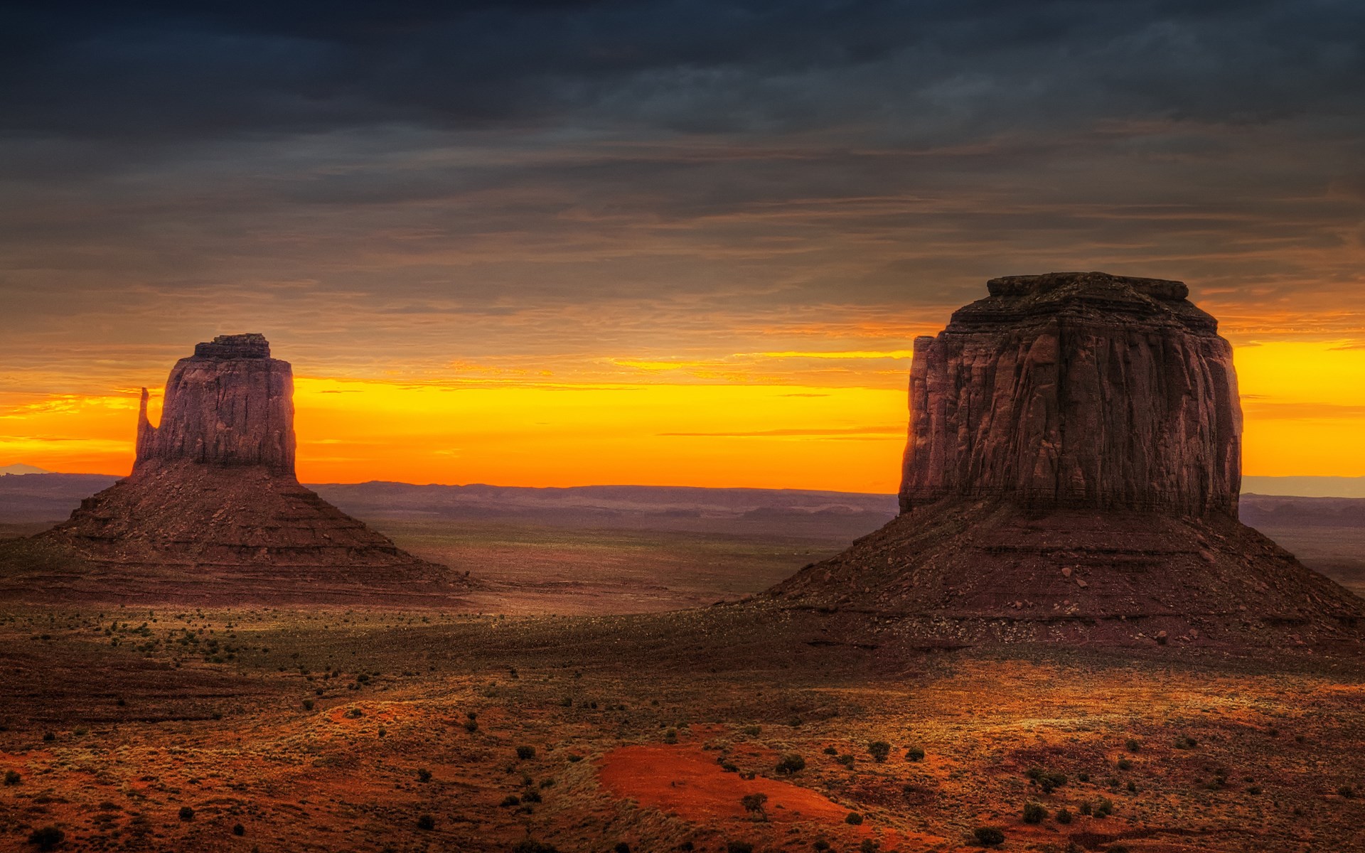 Monument Valley at sunset with dramatic clouds HD Wallpaper