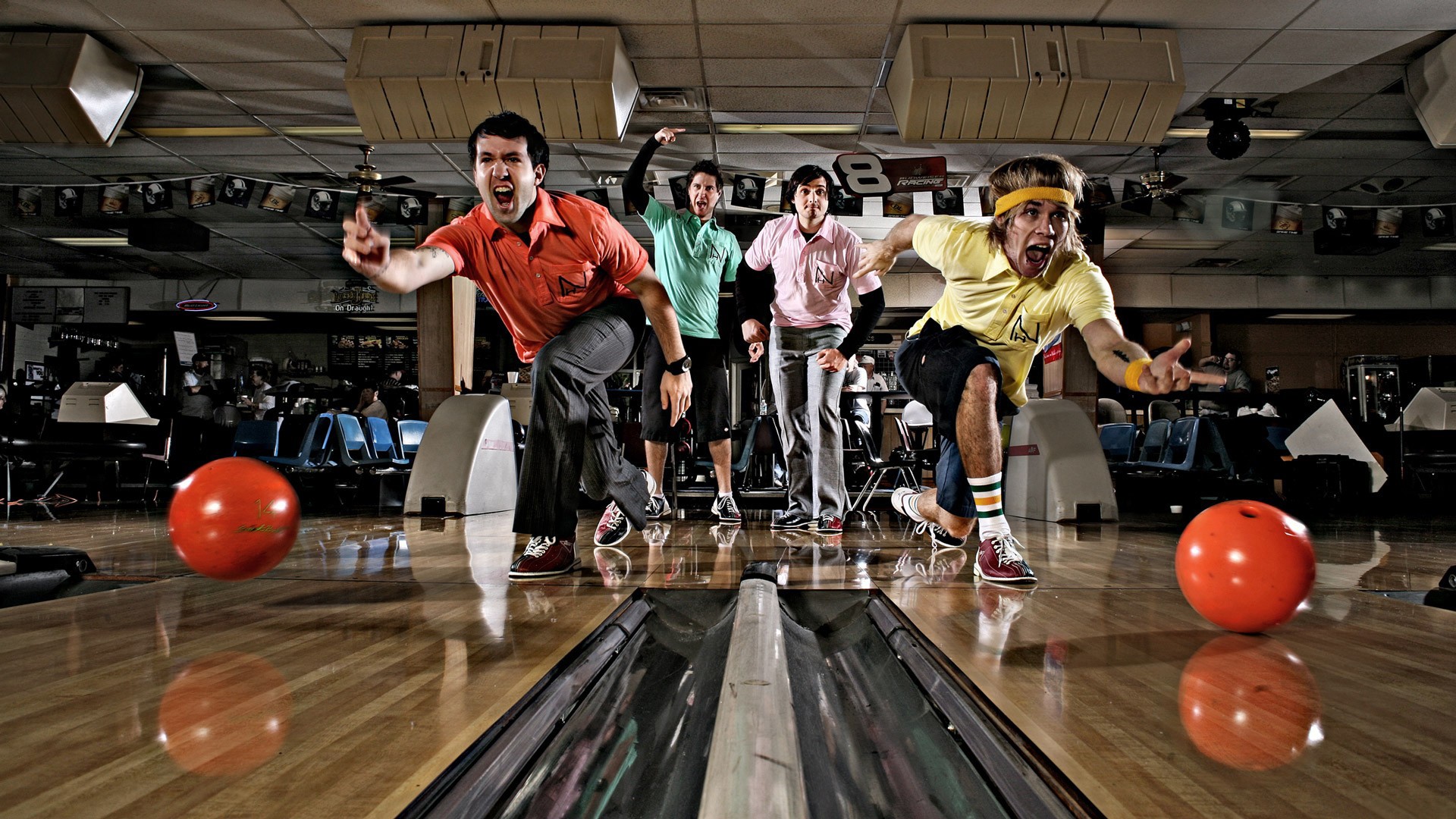 Men playing ten-pin bowling competition HD Wallpaper