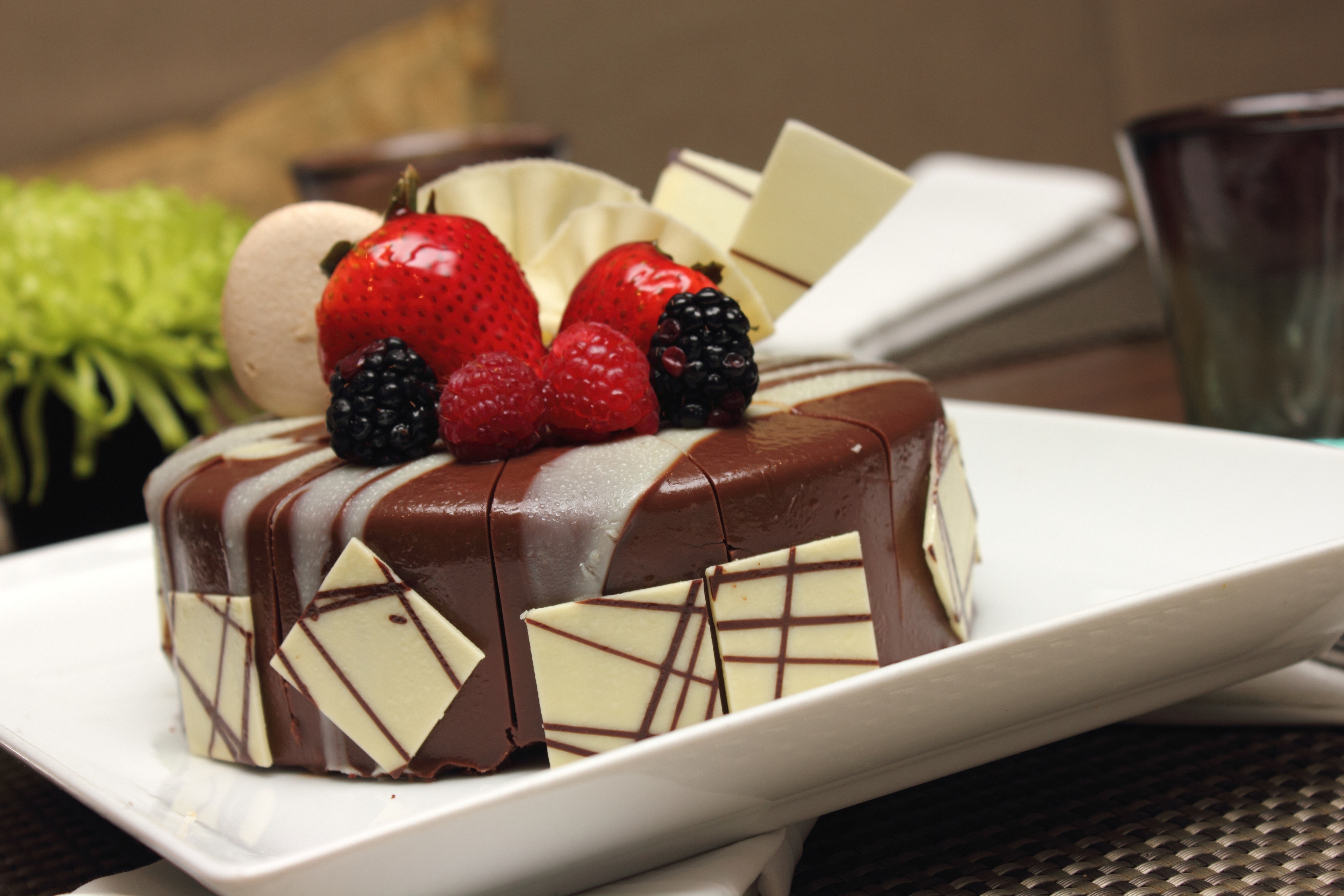 Chocolate cake with berries and white chocolate decorations HD Wallpaper