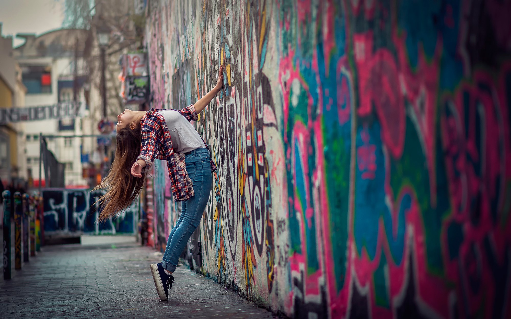 Girl leaning against graffiti wall HD Wallpaper
