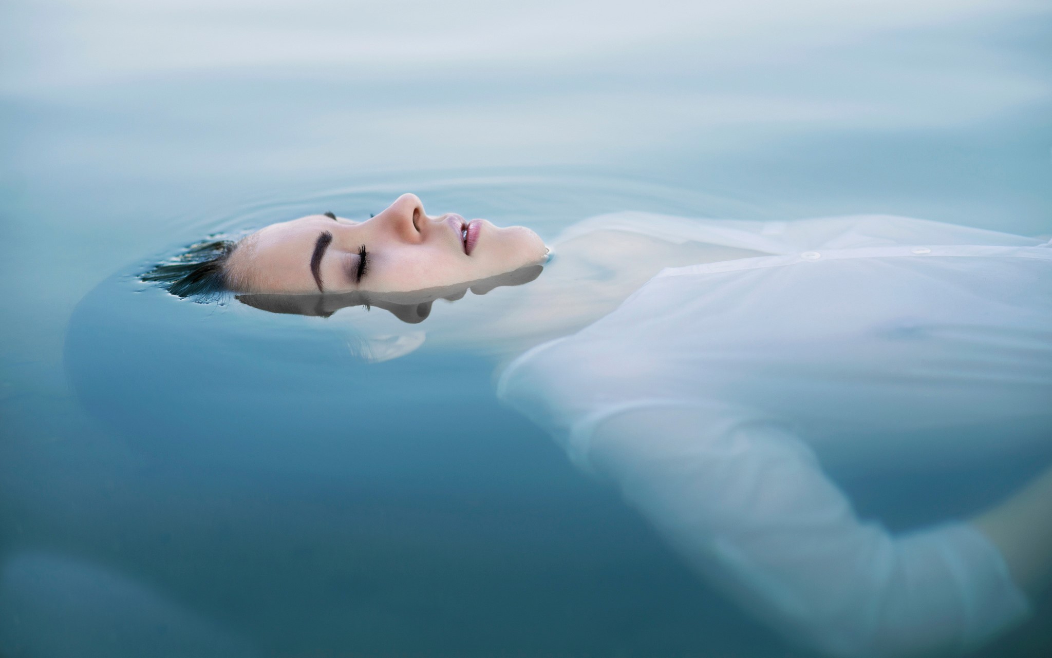 Woman floating in water HD Wallpaper