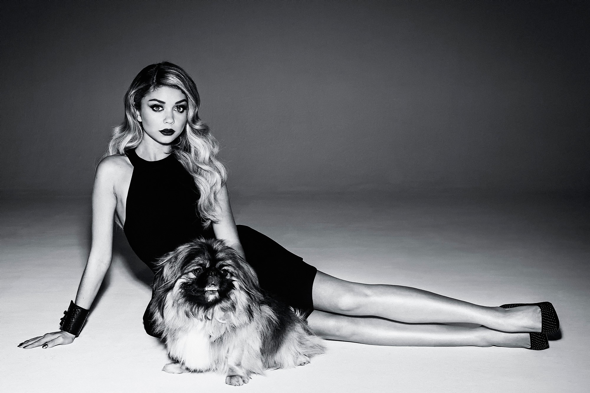 Sarah Hyland with Pekingese dog HD Wallpaper
