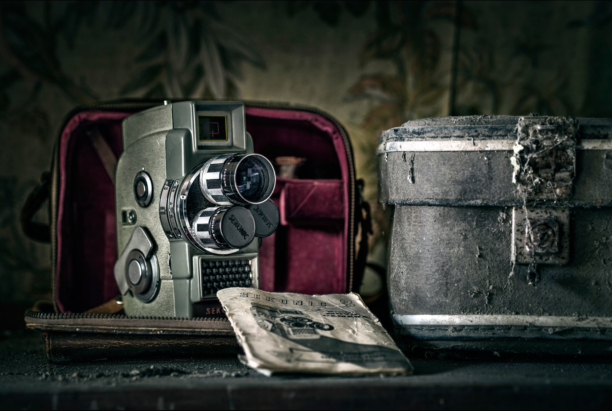 Sekonic retro movie camera in a case HD Wallpaper