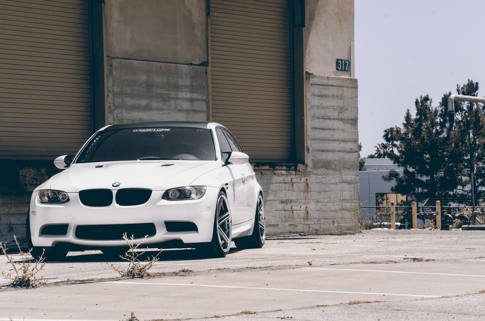 White BMW M3 E90 parked in front of a building HD Wallpaper
