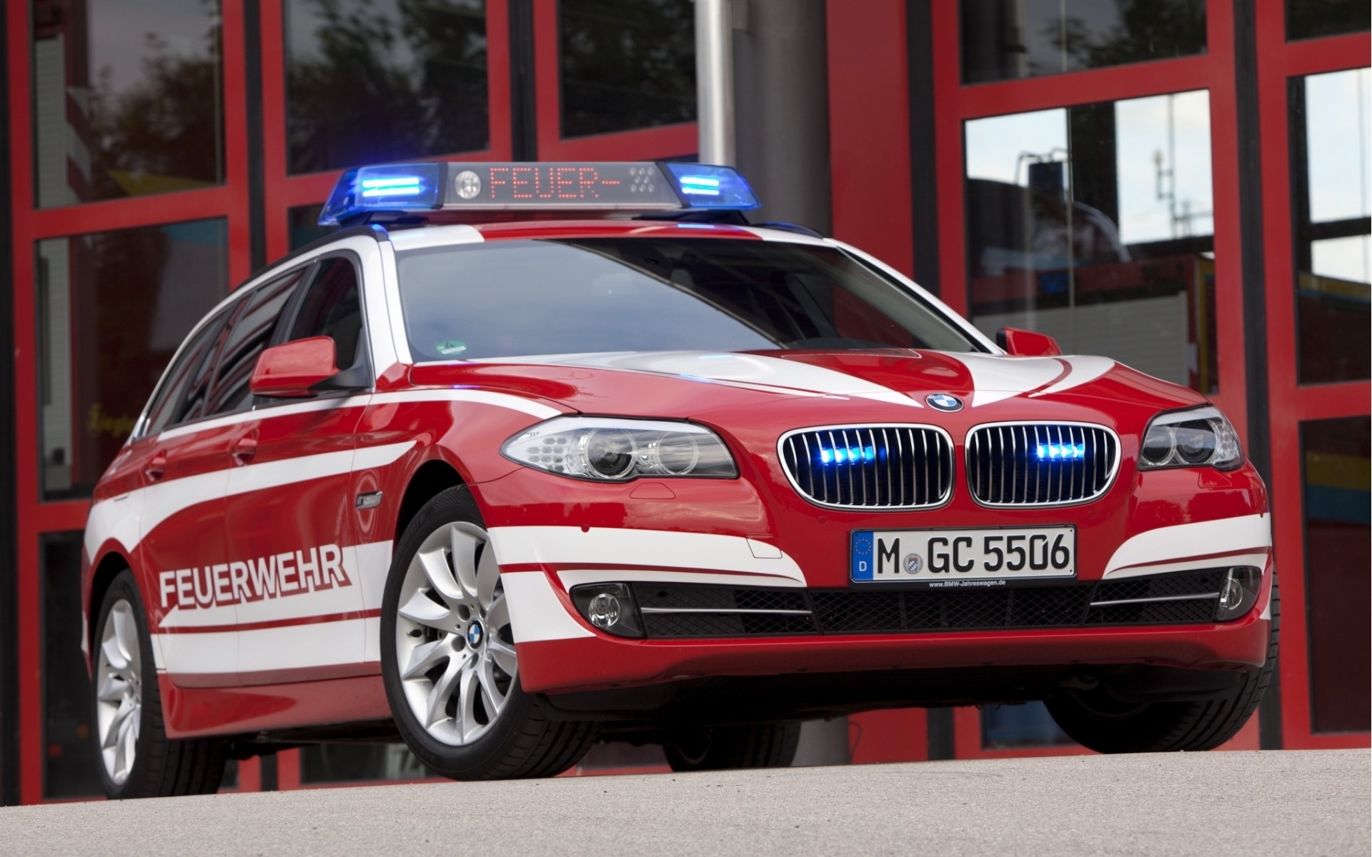 BMW 5 Series Touring Feuerwehr HD Wallpaper