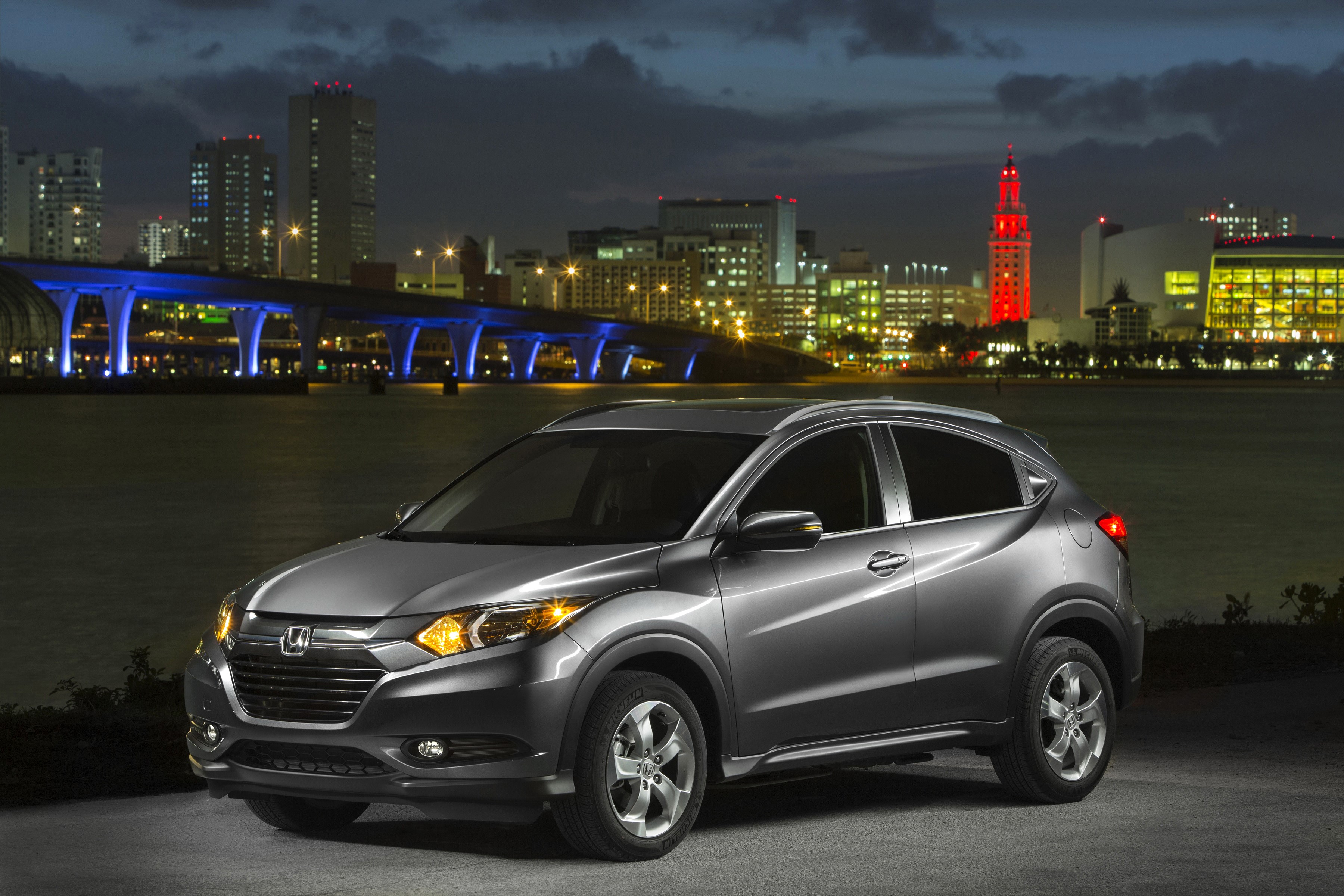 2016 Honda HR-V in Miami at Night HD Wallpaper