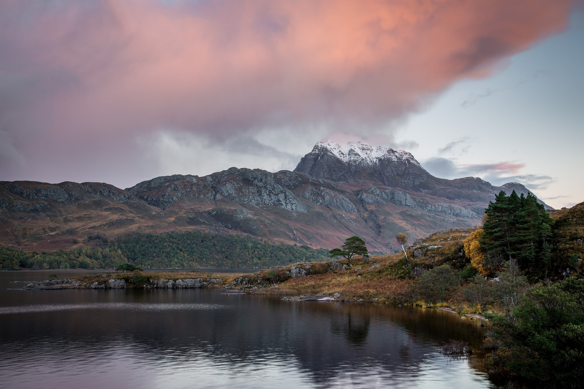 Lake and Mountains in Autumn Scenery HD Wallpaper