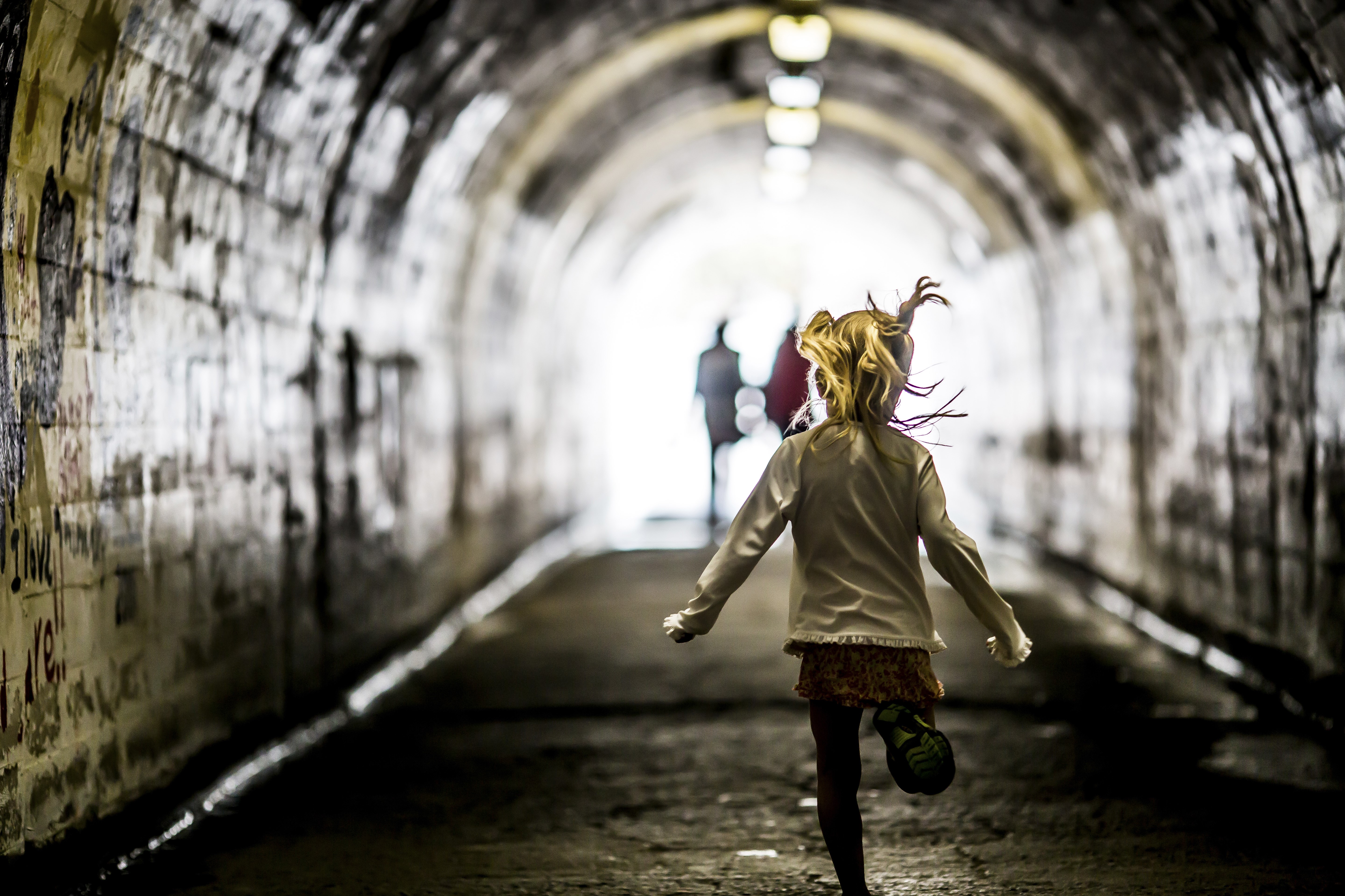 Little girl running in a tunnel HD Wallpaper