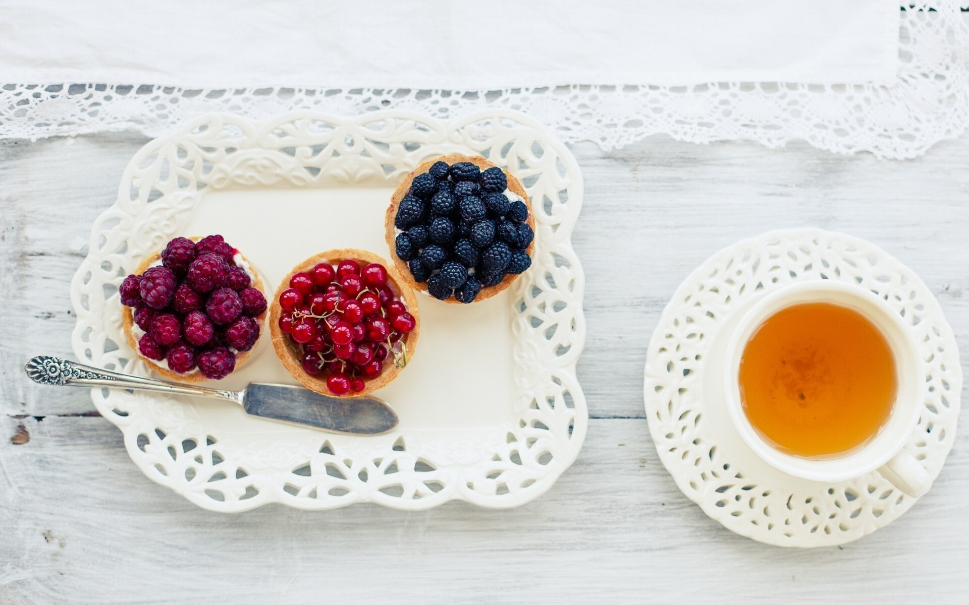 Tea and Berry Tarts on a White Tray HD Wallpaper