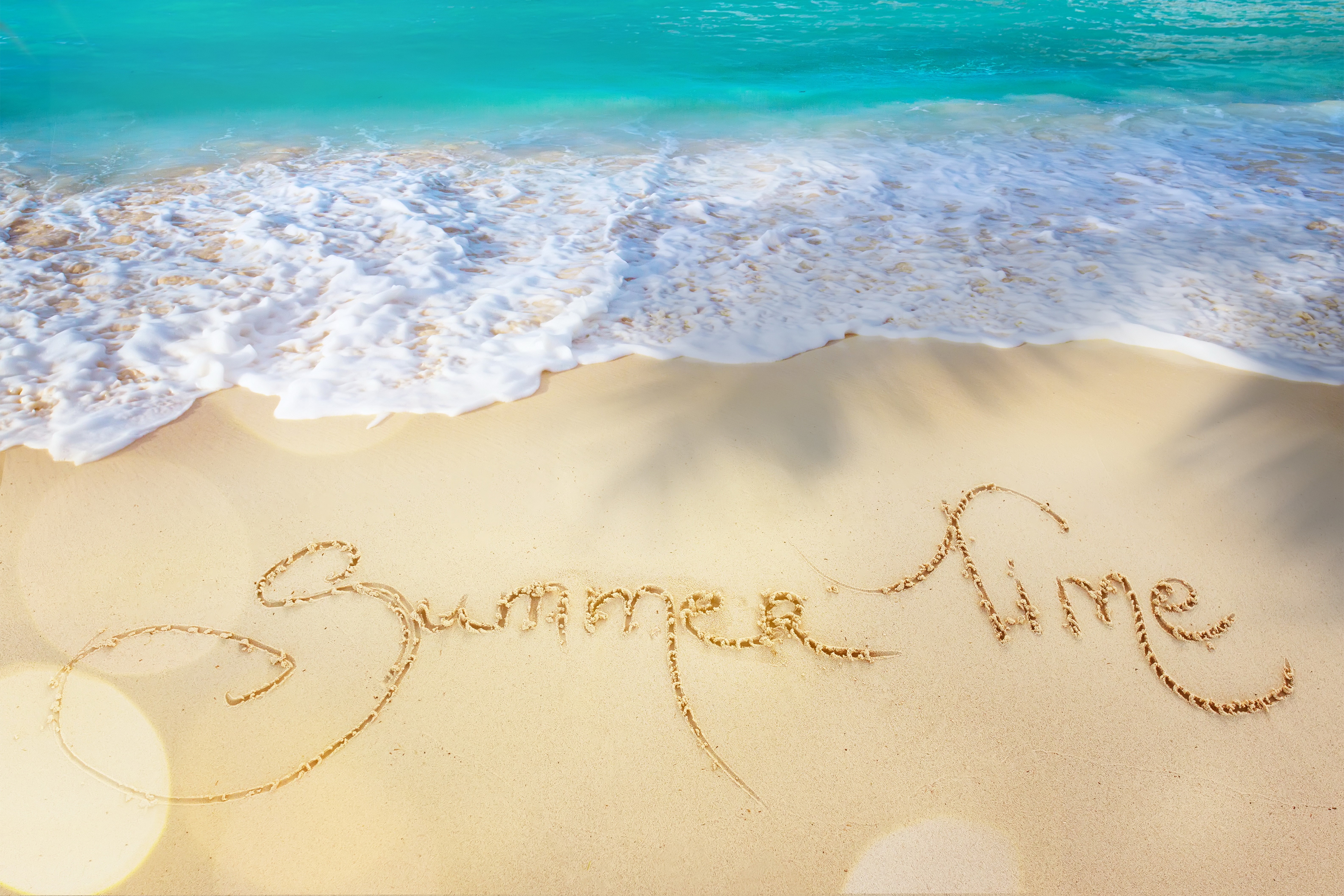 Summer Time written in sand on a beach with ocean waves HD Wallpaper