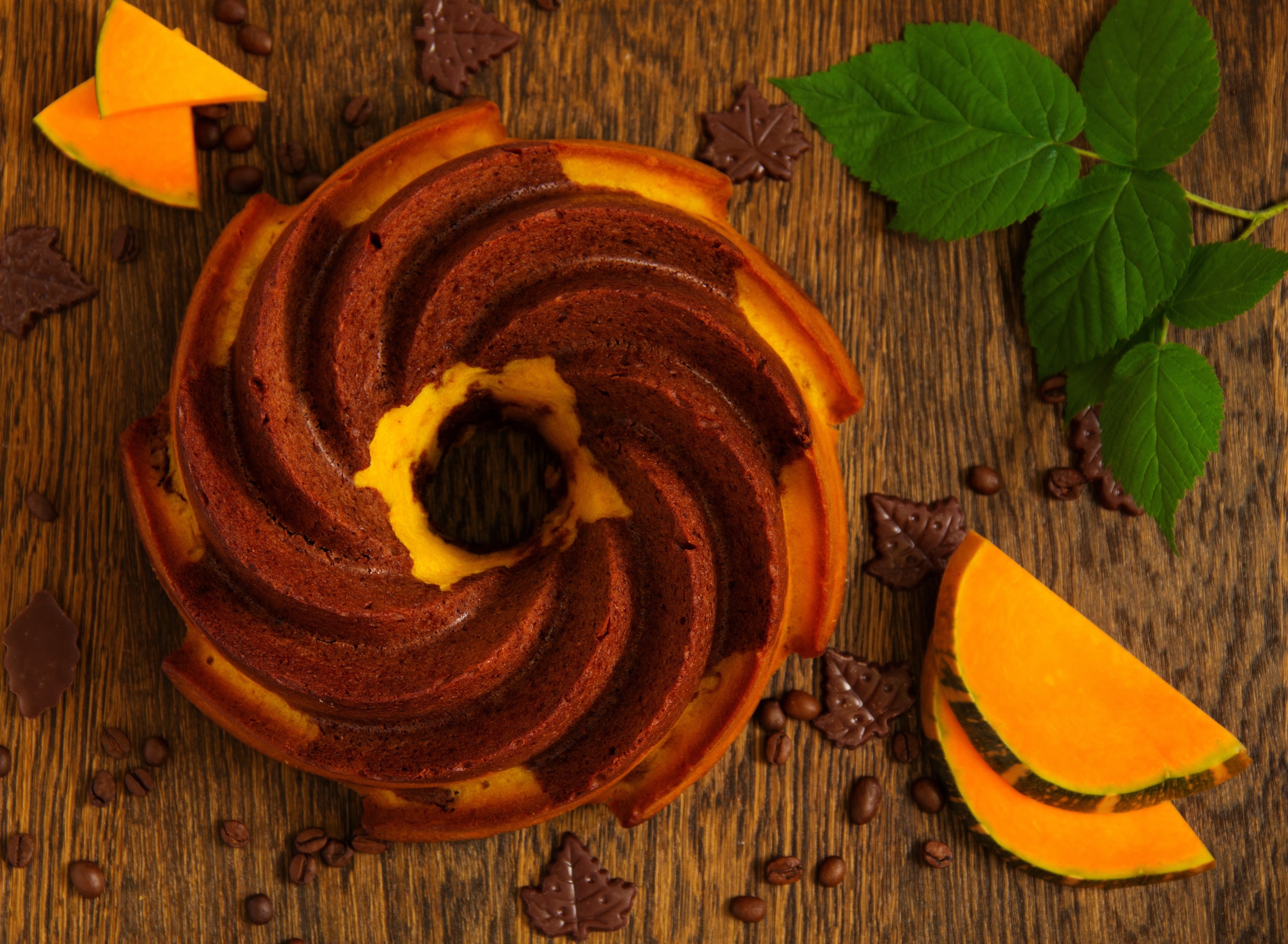 Bundt cake with pumpkin and chocolate HD Wallpaper
