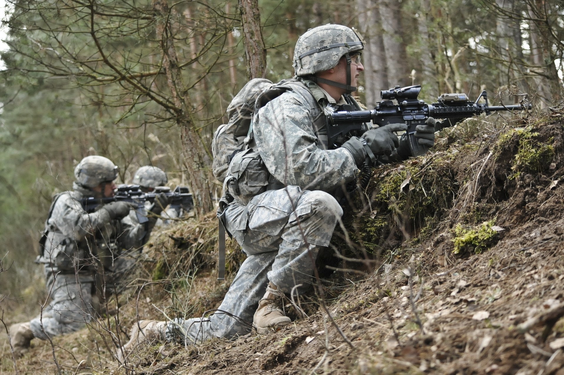 Soldiers in camouflage gear in a forest HD Wallpaper