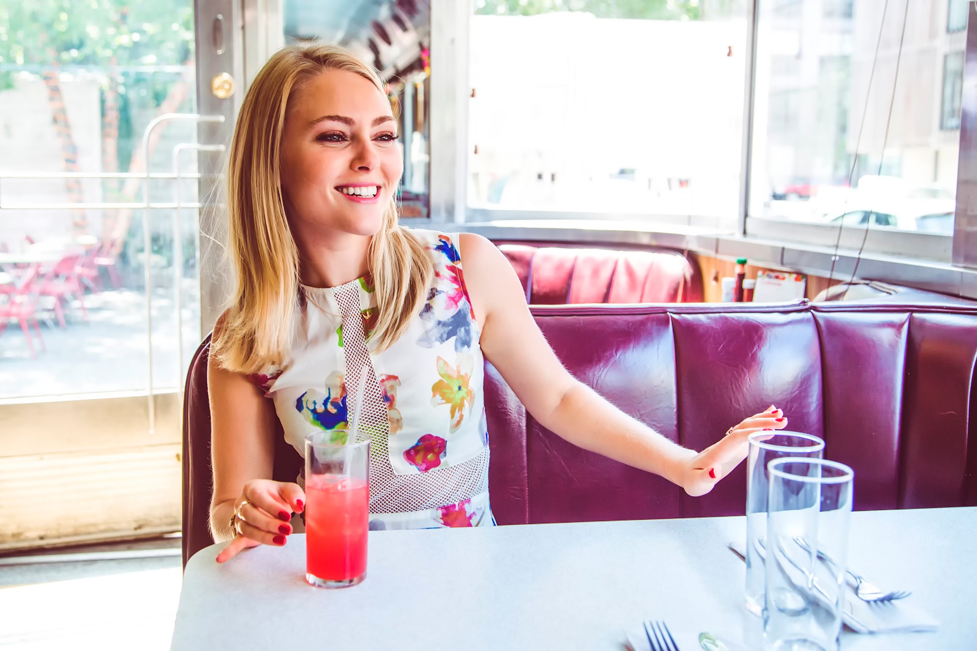 AnnaSophia Robb in a diner HD Wallpaper