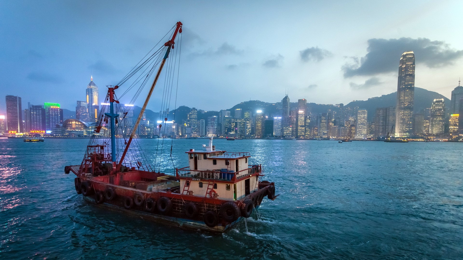Tugboat in Victoria Harbour, Hong Kong HD Wallpaper