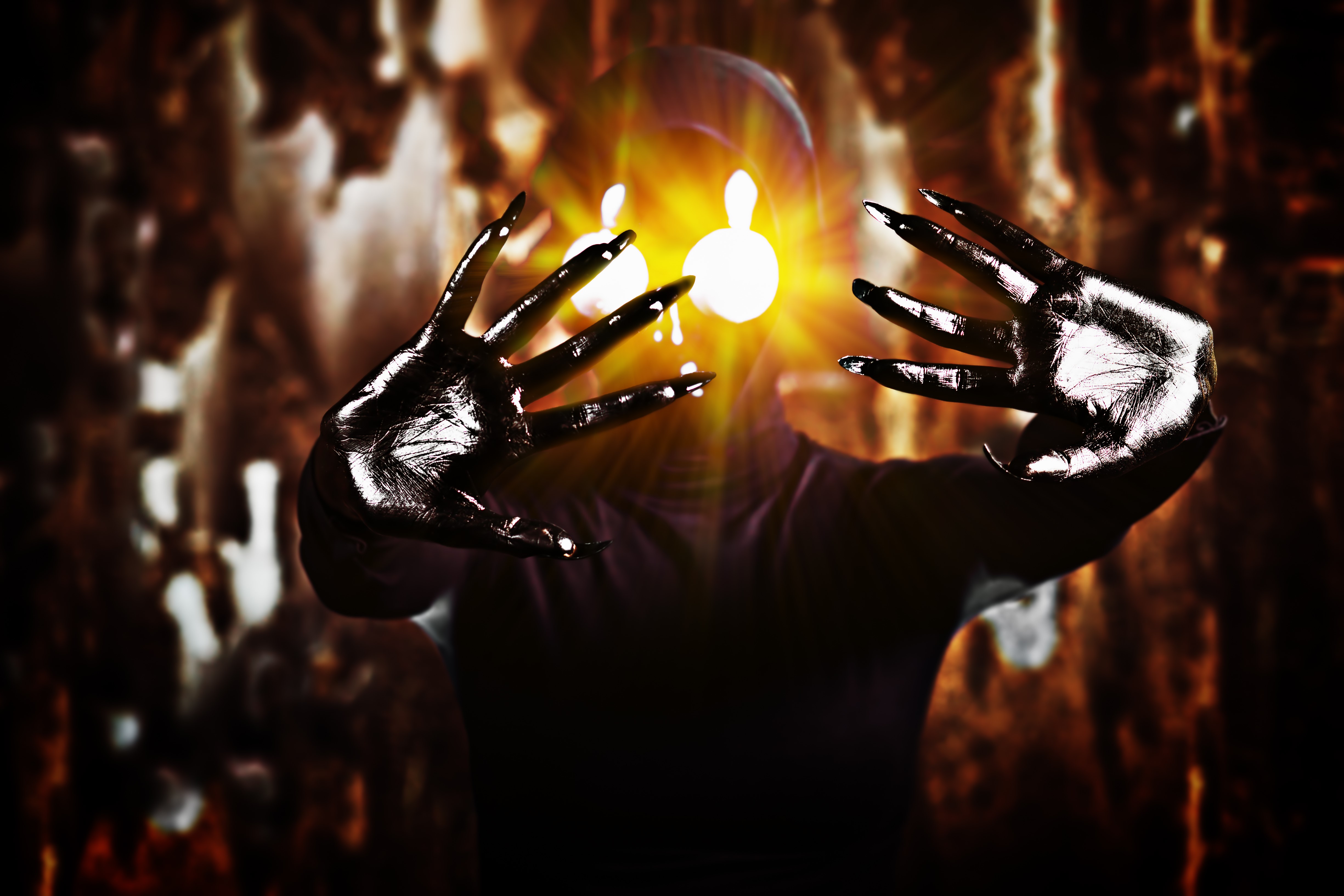 Alien with glowing eyes and sharp hands HD Wallpaper