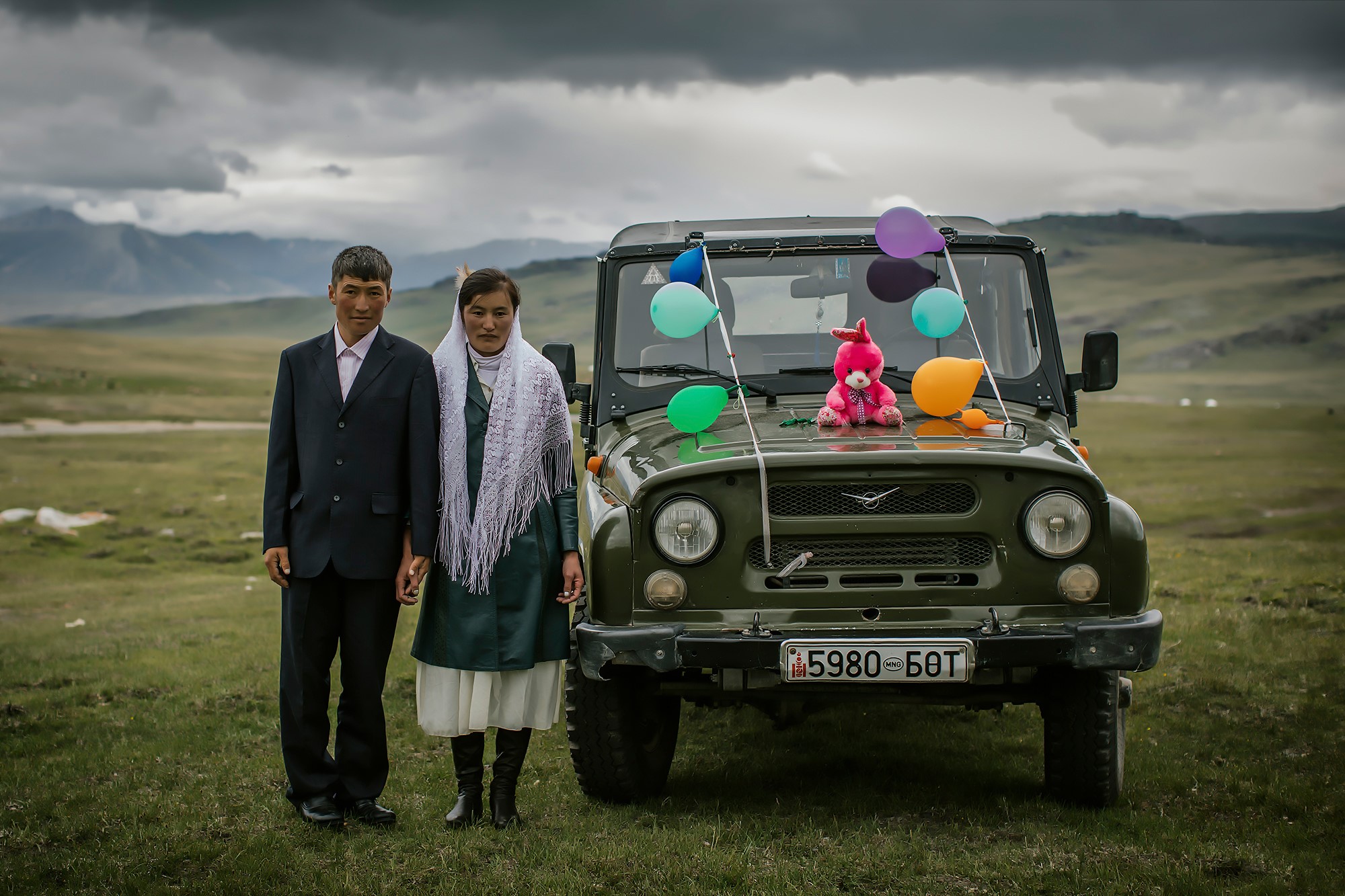Couple with UAZ vehicle and balloons HD Wallpaper