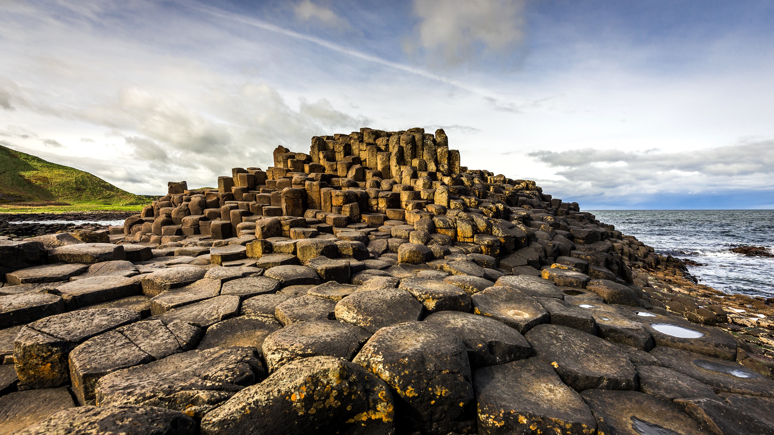 Giant's Causeway hexagonal basalt columns, Northern Ireland HD Wallpaper
