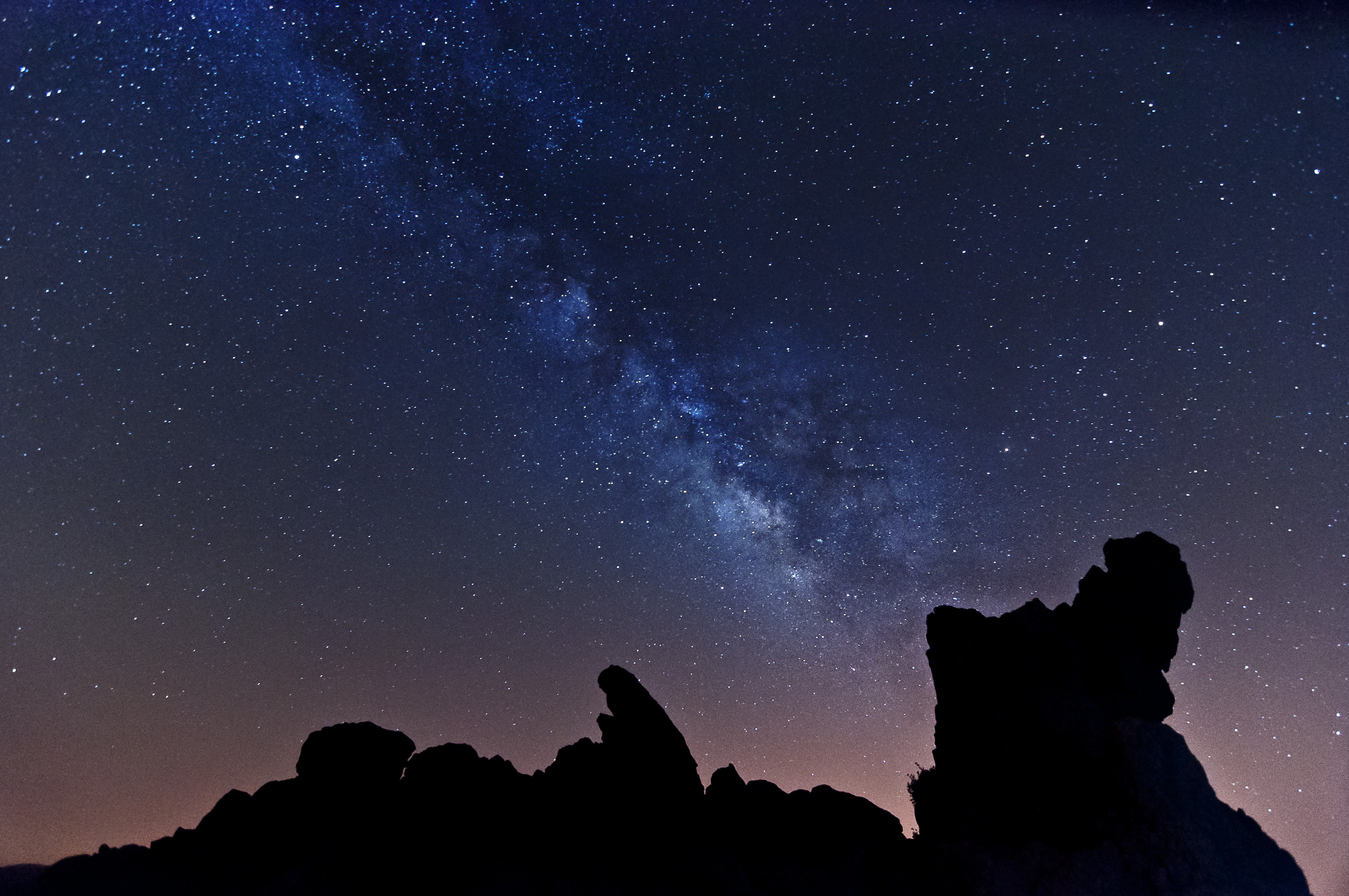 Milky Way over rocky silhouette HD Wallpaper