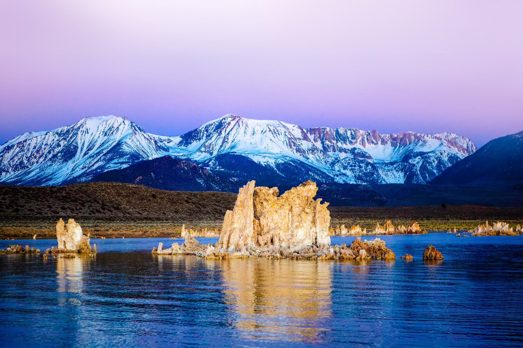 Mono Lake Tufa Towers and Snow-Capped Sierra Nevada Mountains HD Wallpaper