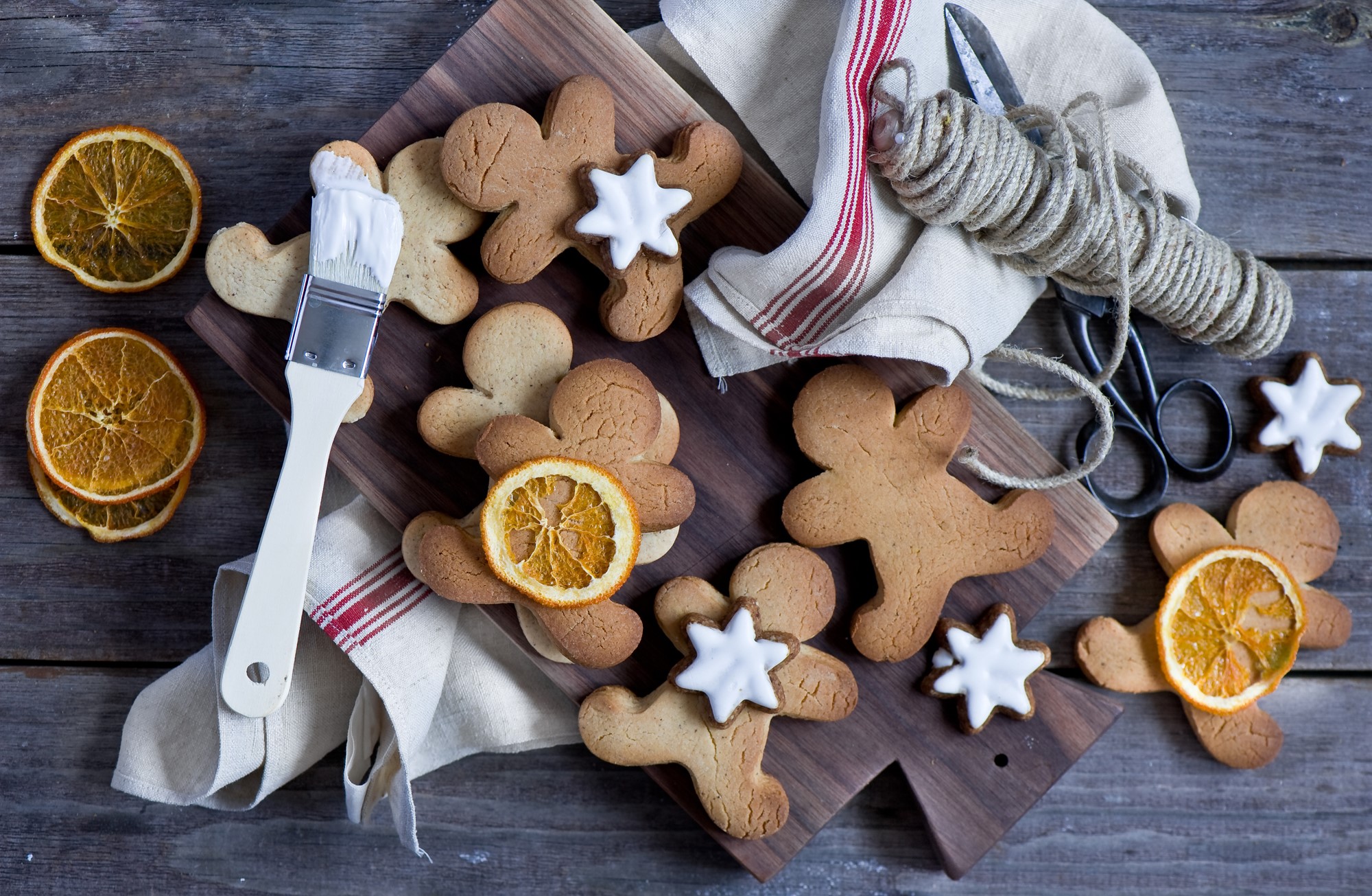 Gingerbread cookies with dried orange slices and icing HD Wallpaper