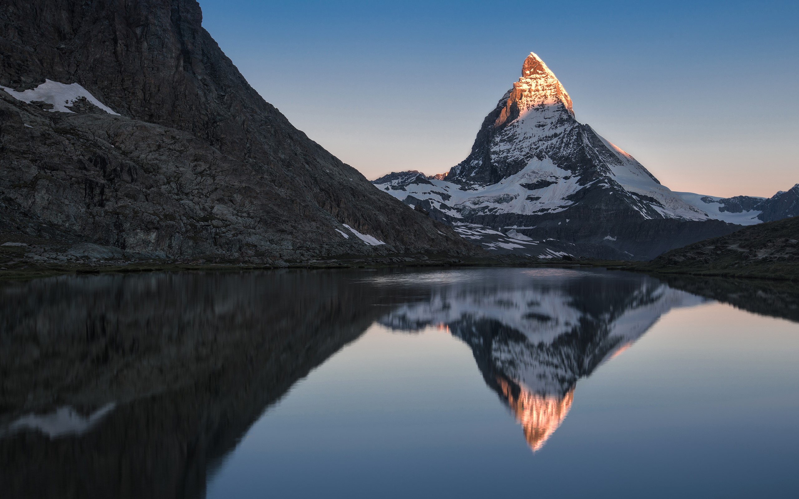 Matterhorn reflected in a mountain lake at sunrise HD Wallpaper