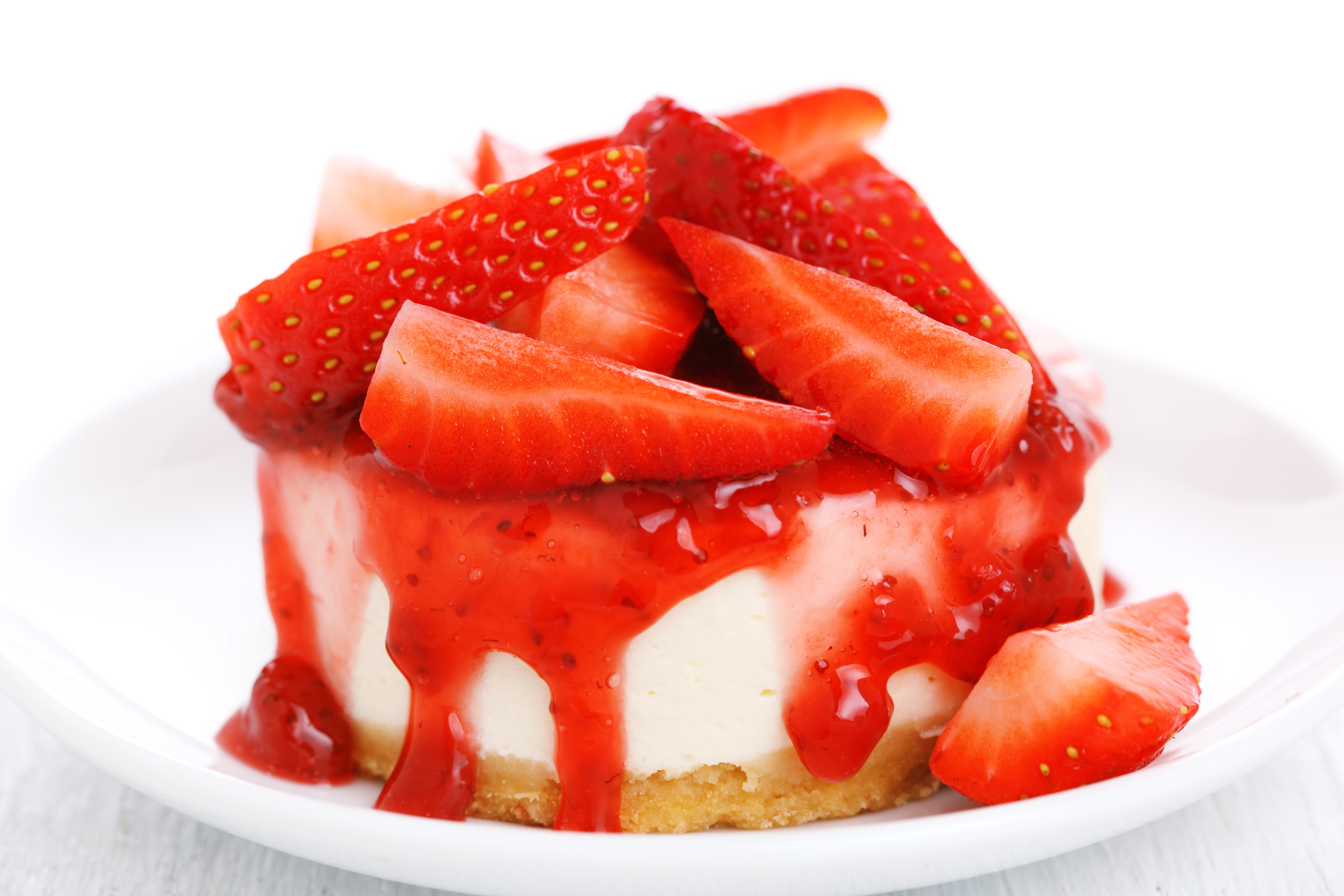 Strawberry cheesecake with fresh berries HD Wallpaper