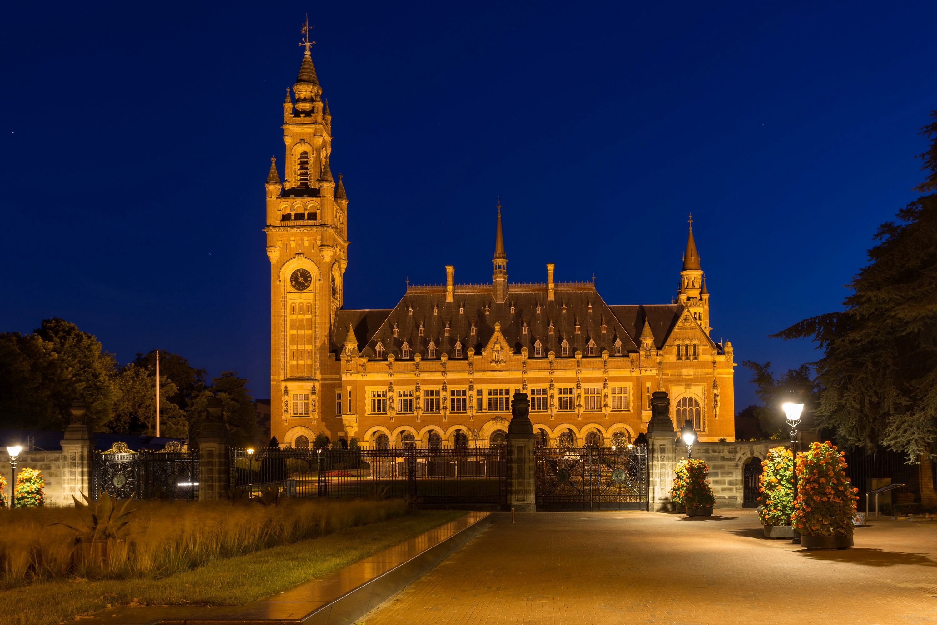 Peace Palace in The Hague at night HD Wallpaper