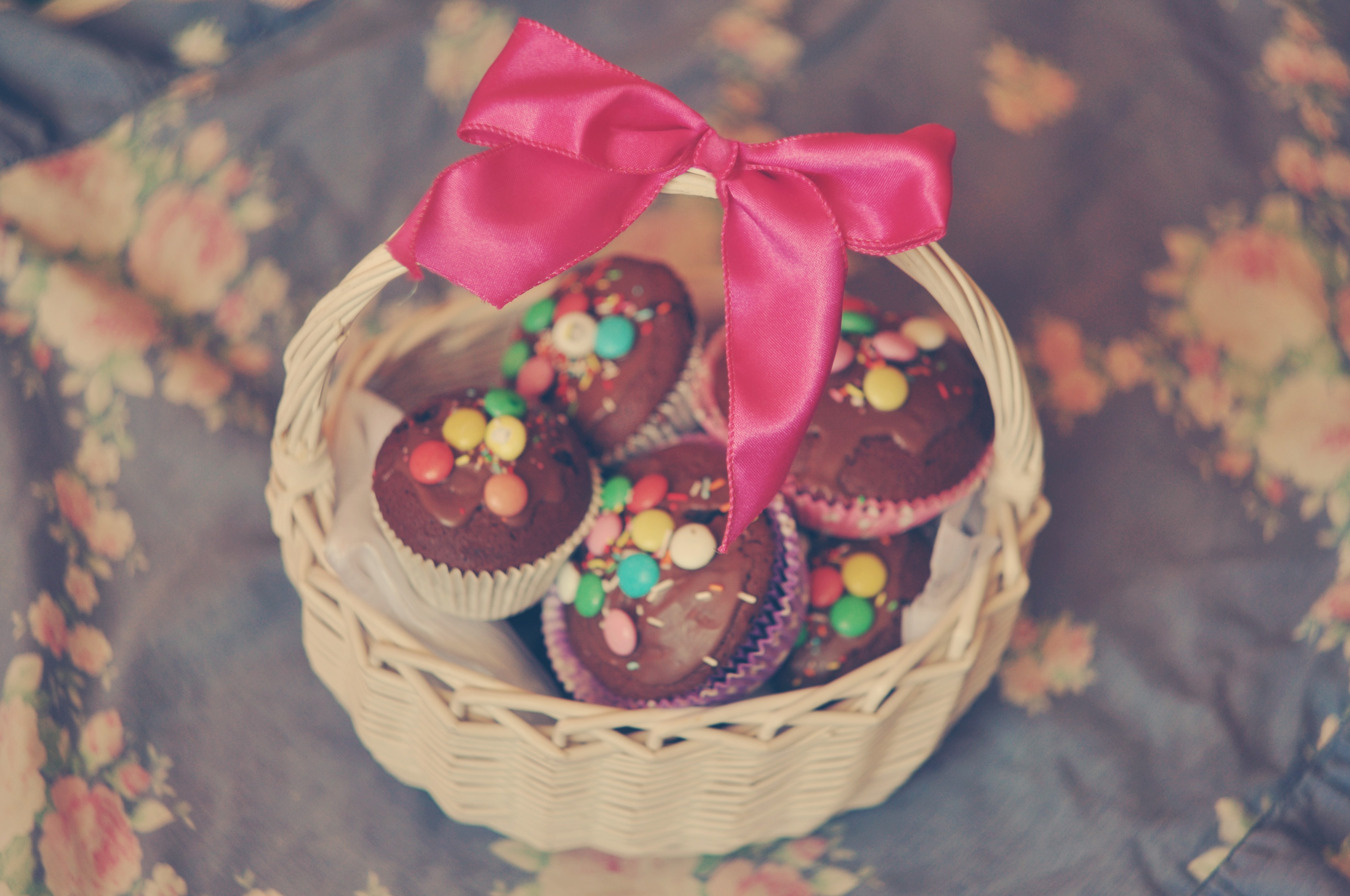 Chocolate cupcakes with candy in a basket HD Wallpaper