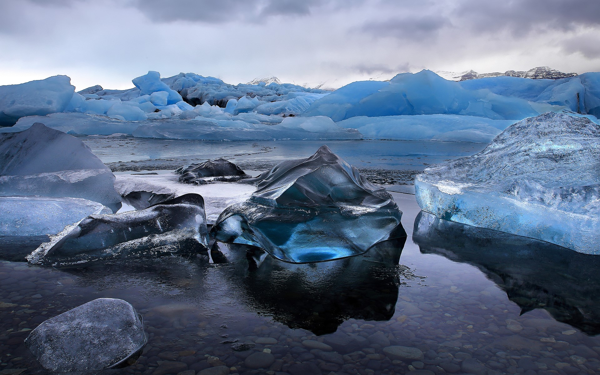 Icebergs floating in glacial lagoon in Iceland HD Wallpaper