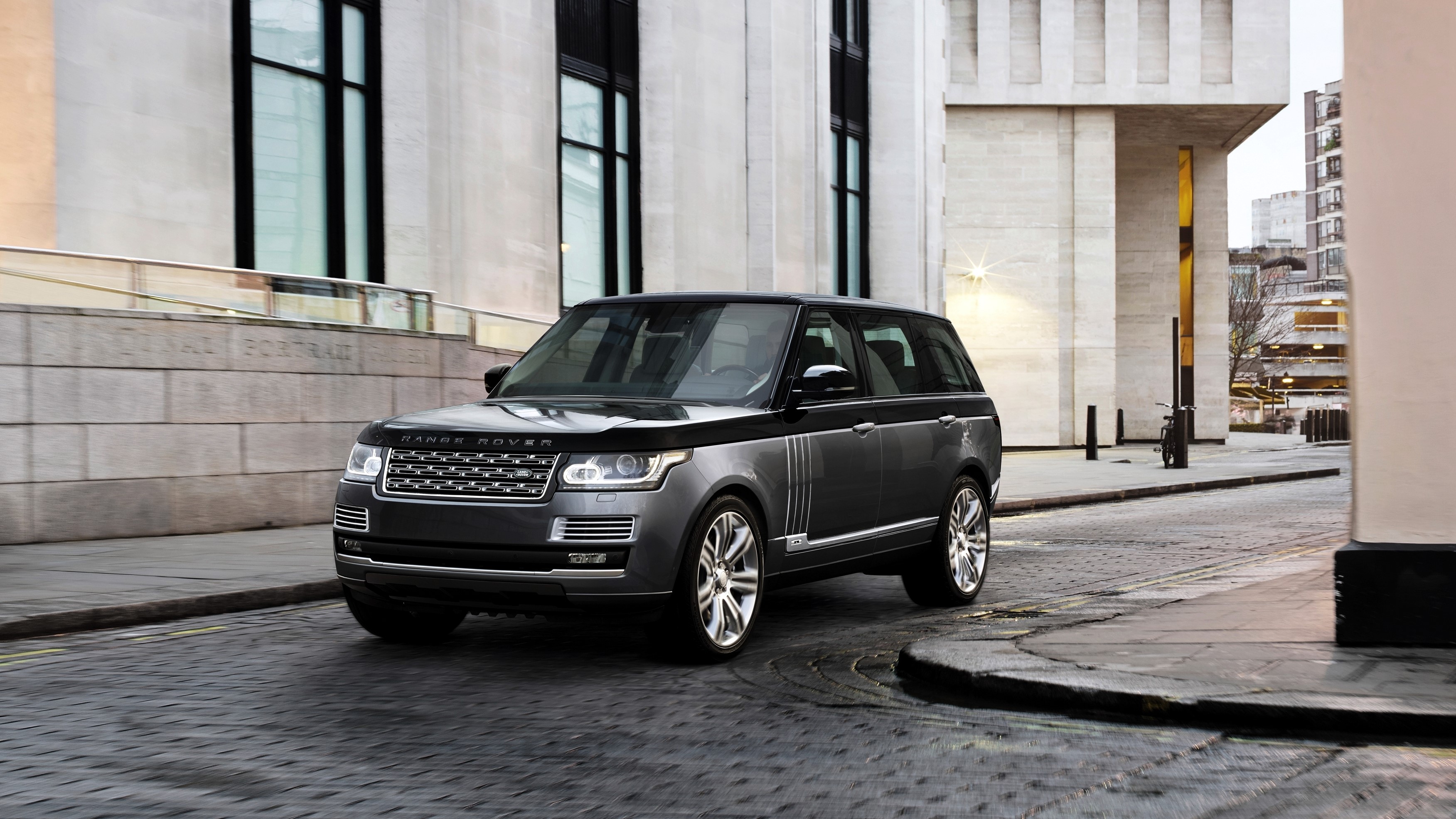 2015 Range Rover Autobiography on a City Street HD Wallpaper