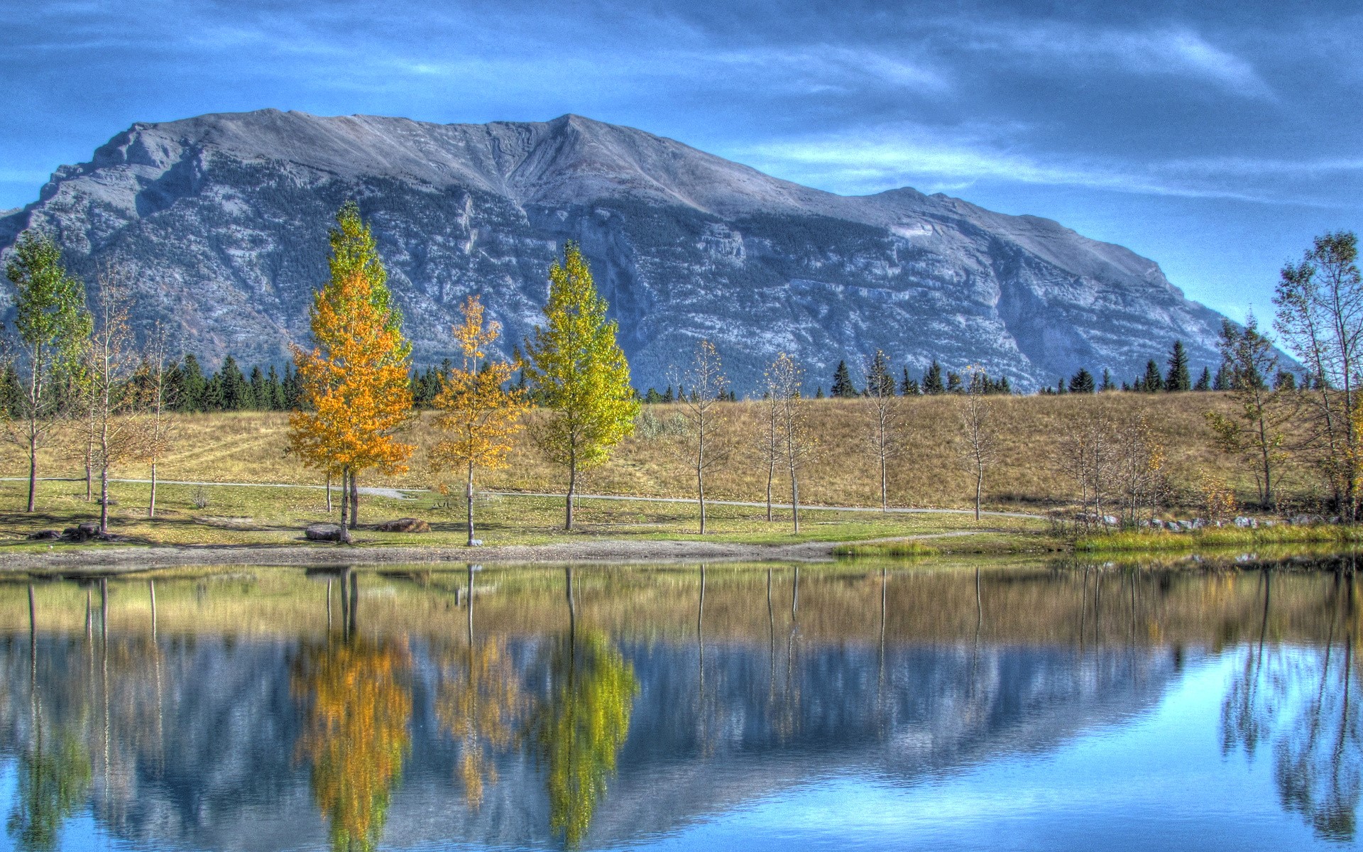 Lake and Mountains in Autumn HD Wallpaper
