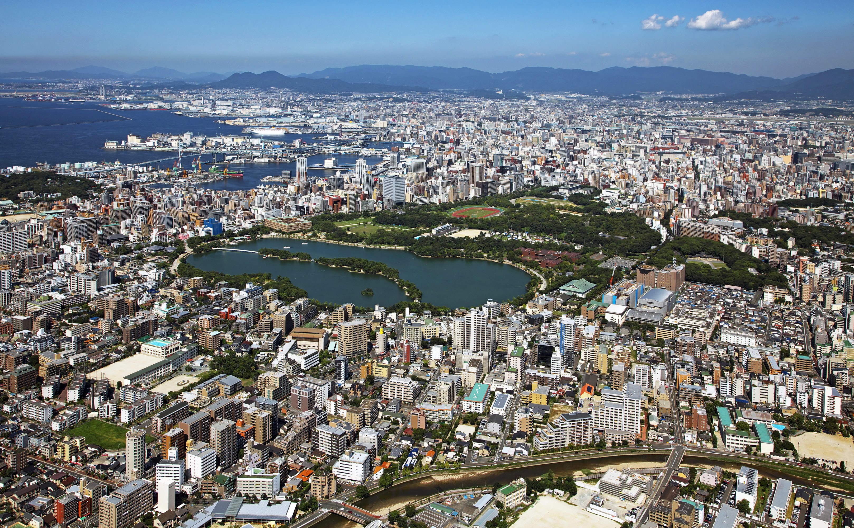 Aerial view of Fukuoka, Japan cityscape with Ohori Park HD Wallpaper