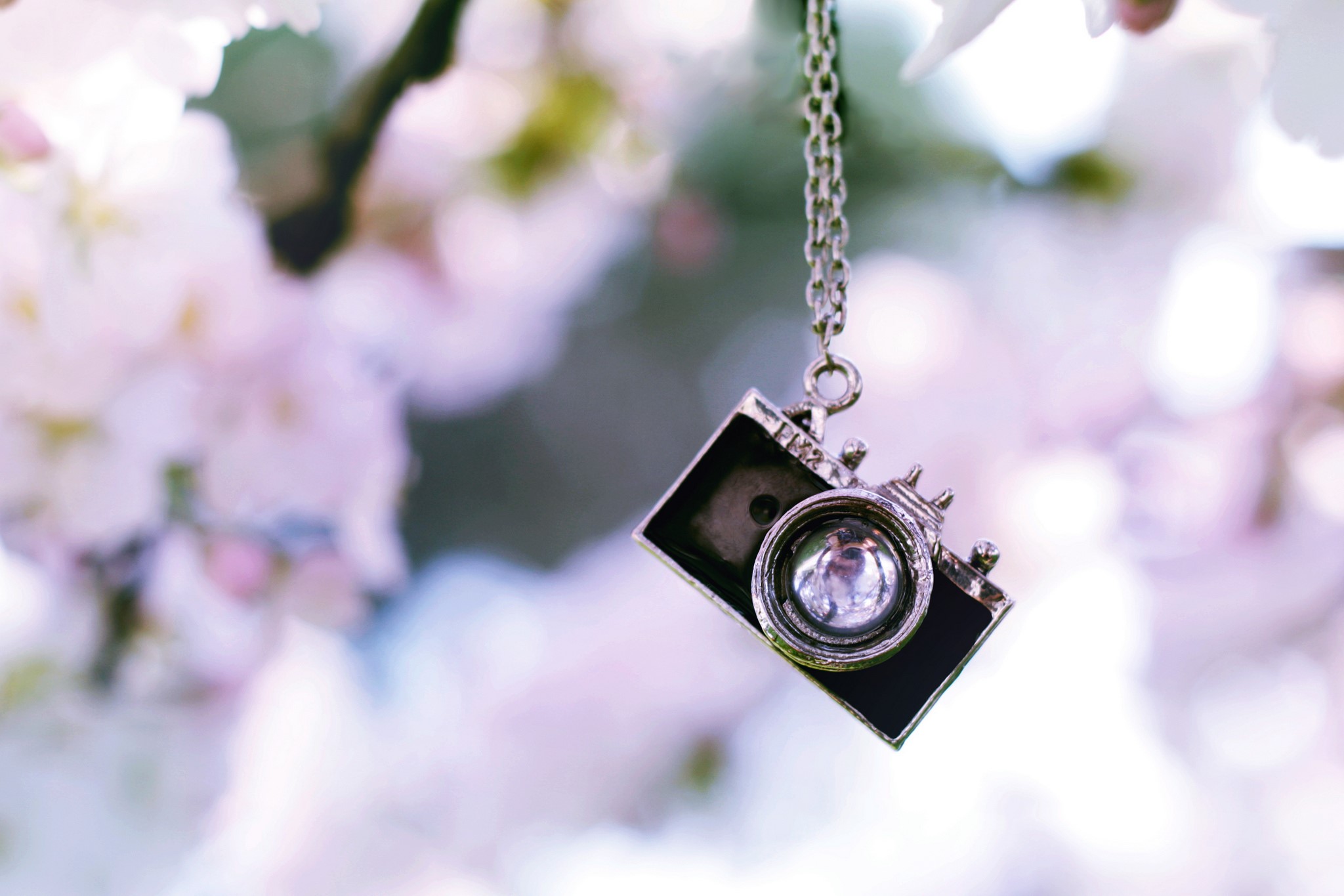 Camera pendant necklace on a chain HD Wallpaper