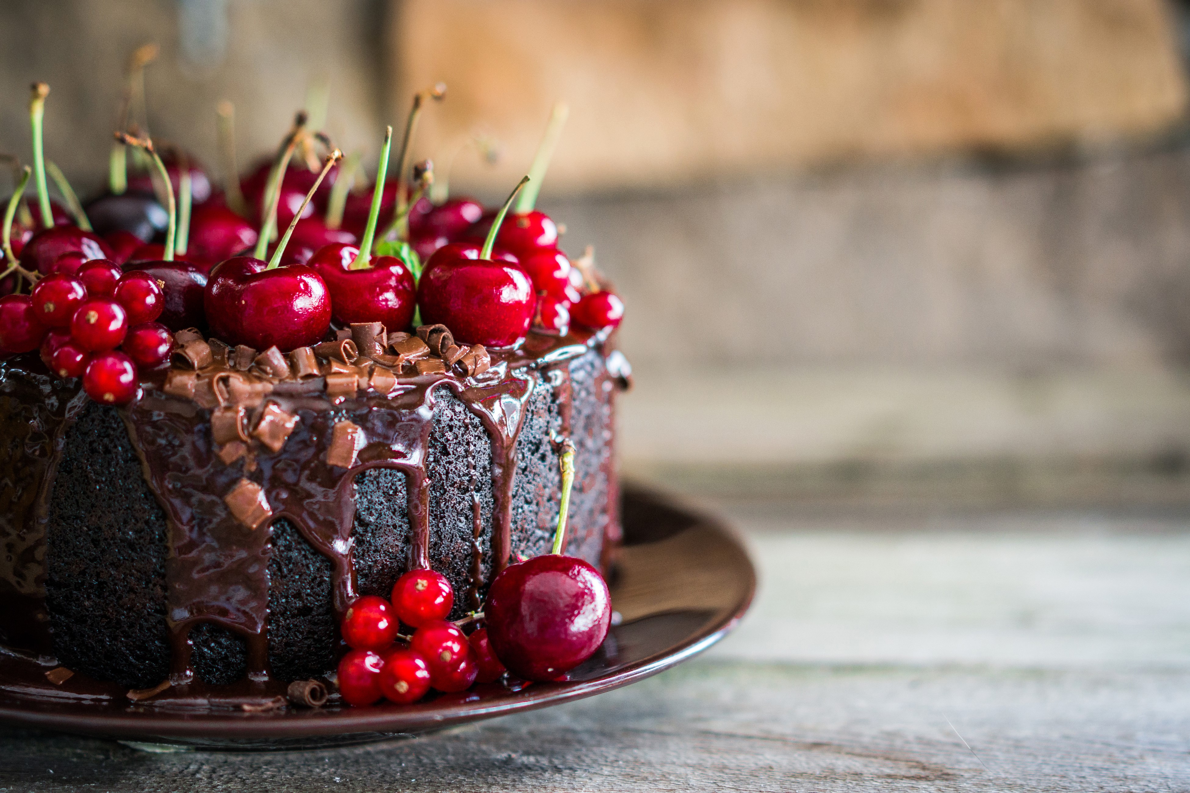Chocolate cake with cherries and currants HD Wallpaper