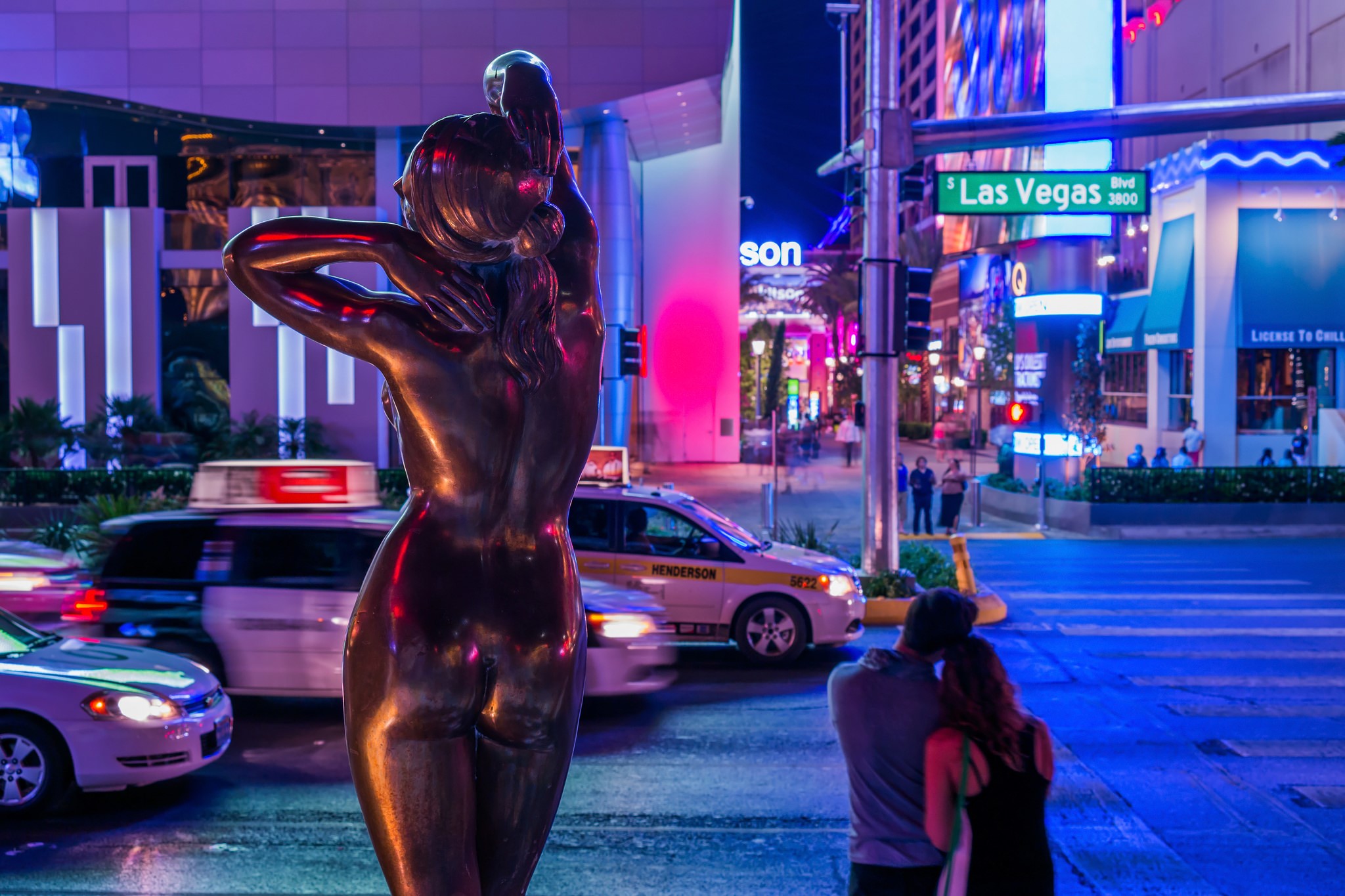 Nude sculpture on Las Vegas Boulevard at night HD Wallpaper