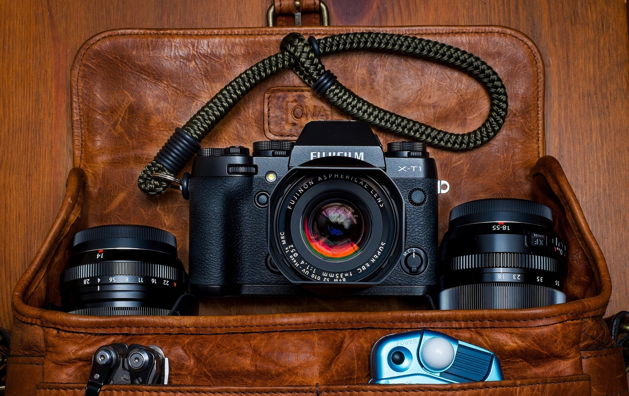 Fujifilm X-T1 camera with lenses in leather bag HD Wallpaper