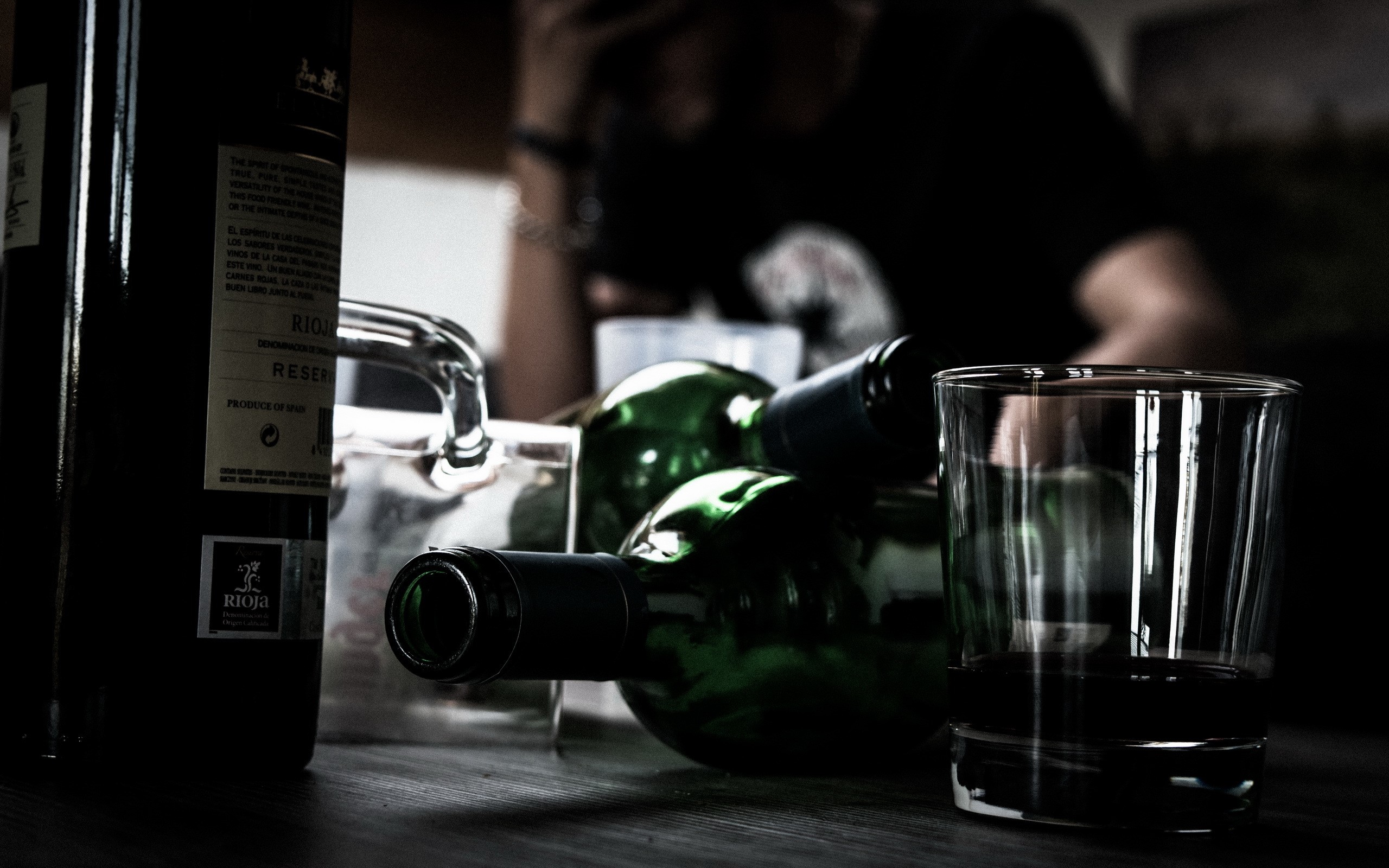 Wine bottle and glasses on a table HD Wallpaper