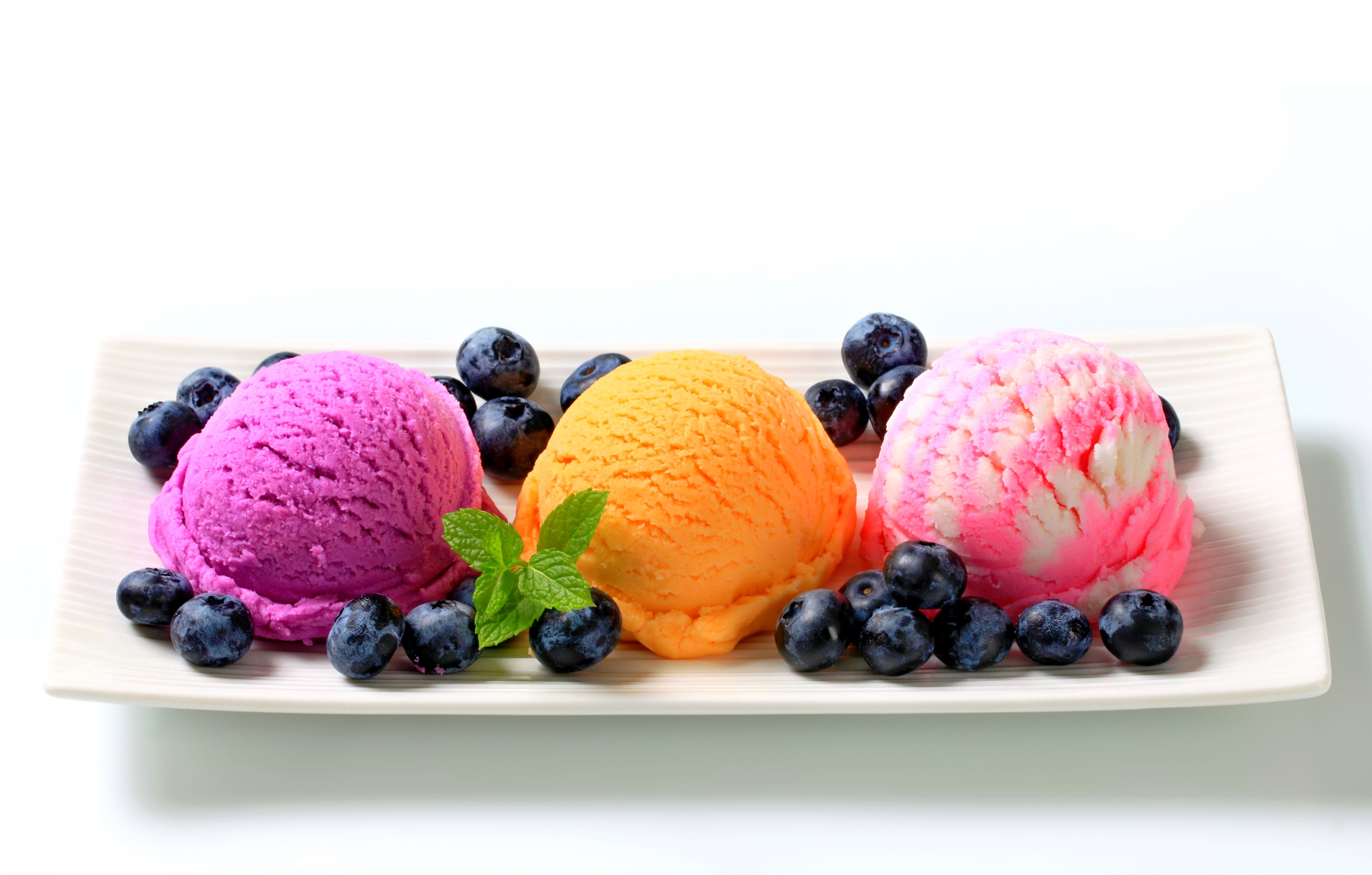 Three scoops of ice cream with blueberries HD Wallpaper