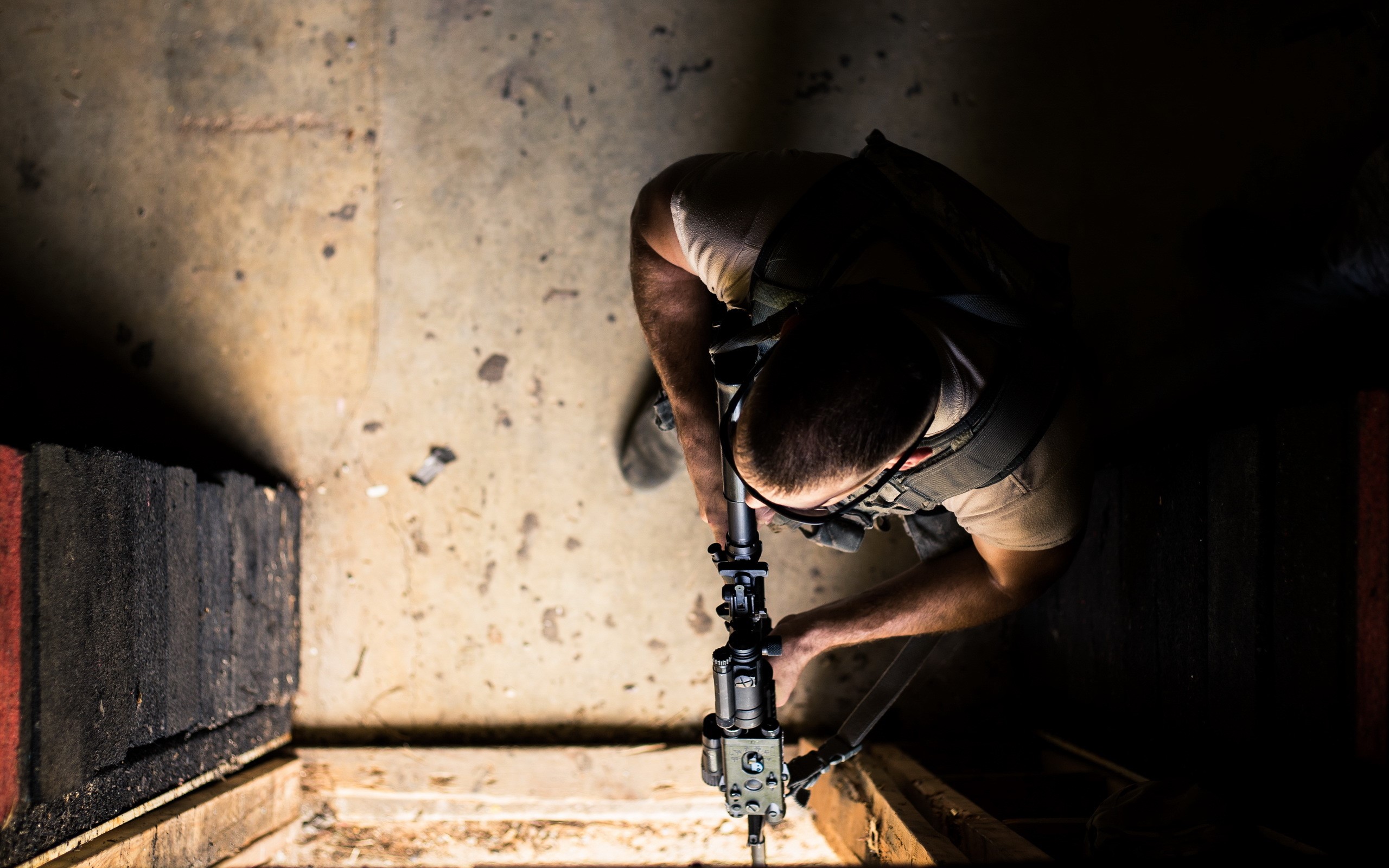 Soldier aiming a rifle in a dark environment HD Wallpaper