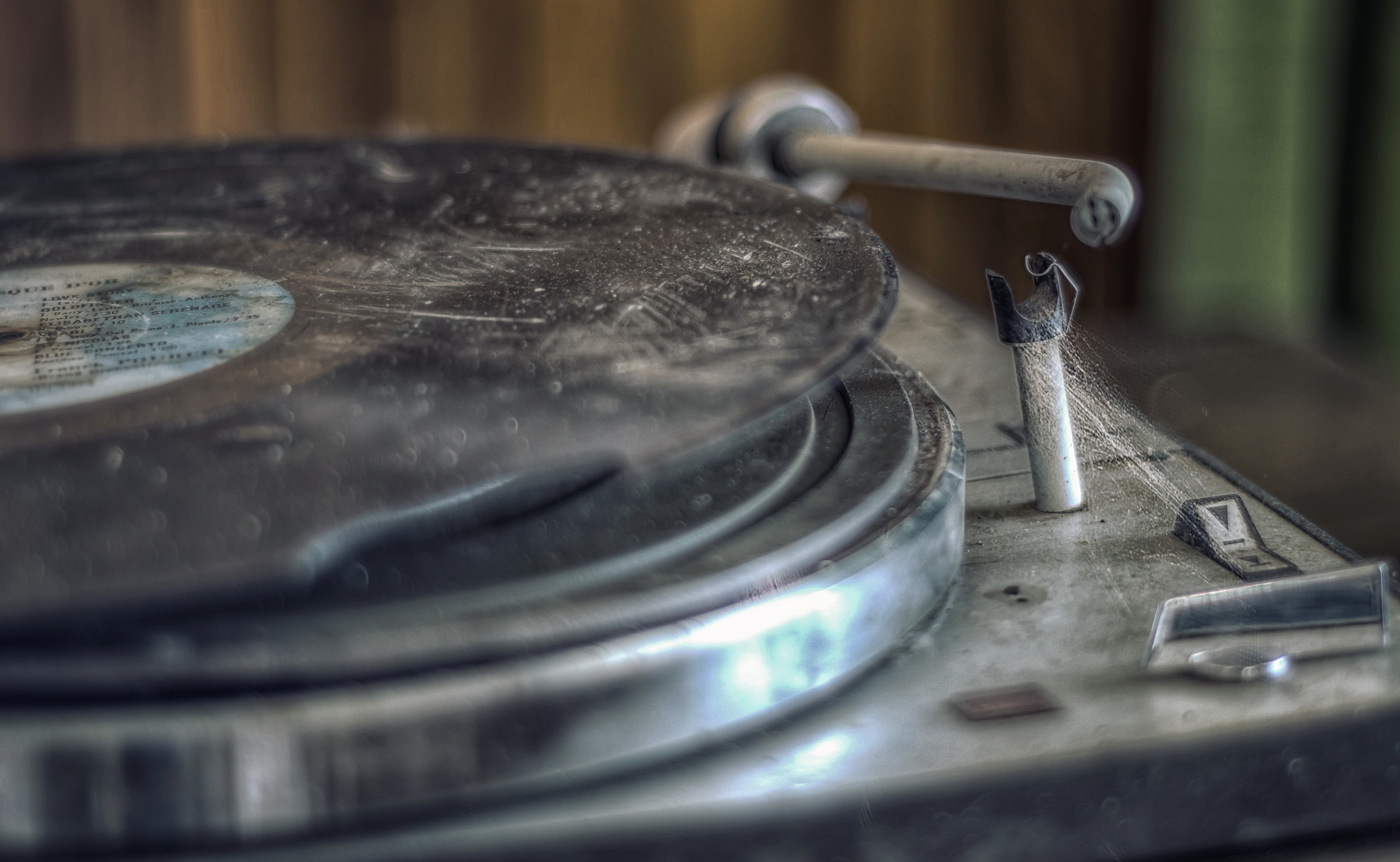 Close-up of a dusty vintage record player HD Wallpaper