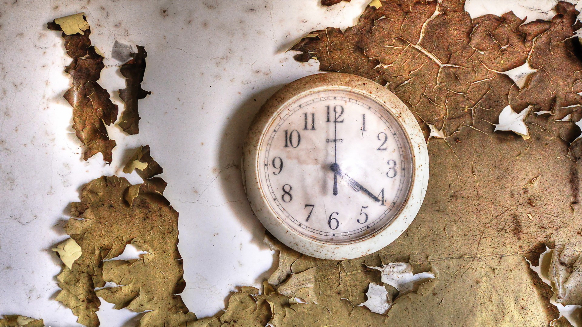 Old clock on a peeling wall HD Wallpaper