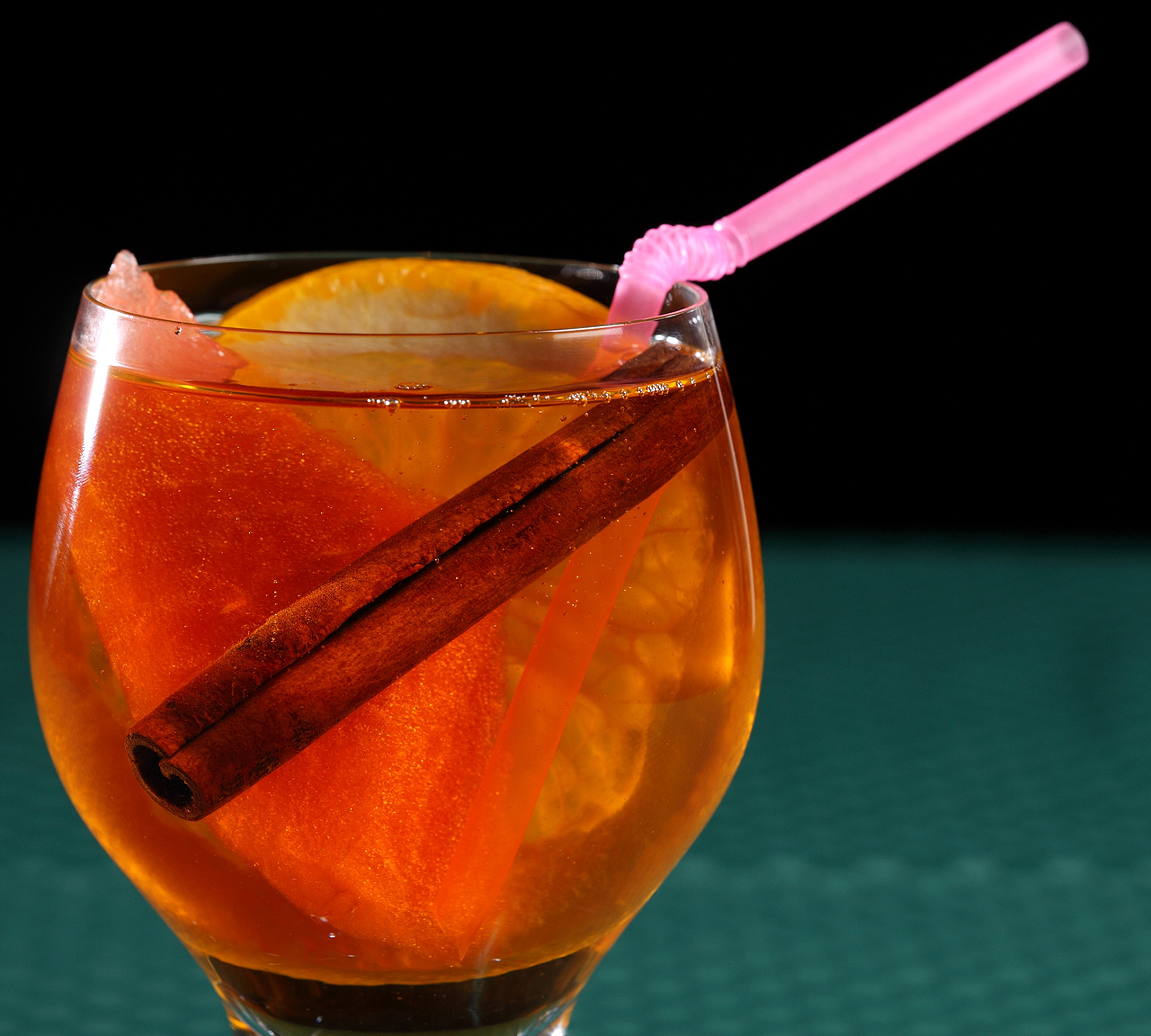 Orange drink with cinnamon and orange slice HD Wallpaper