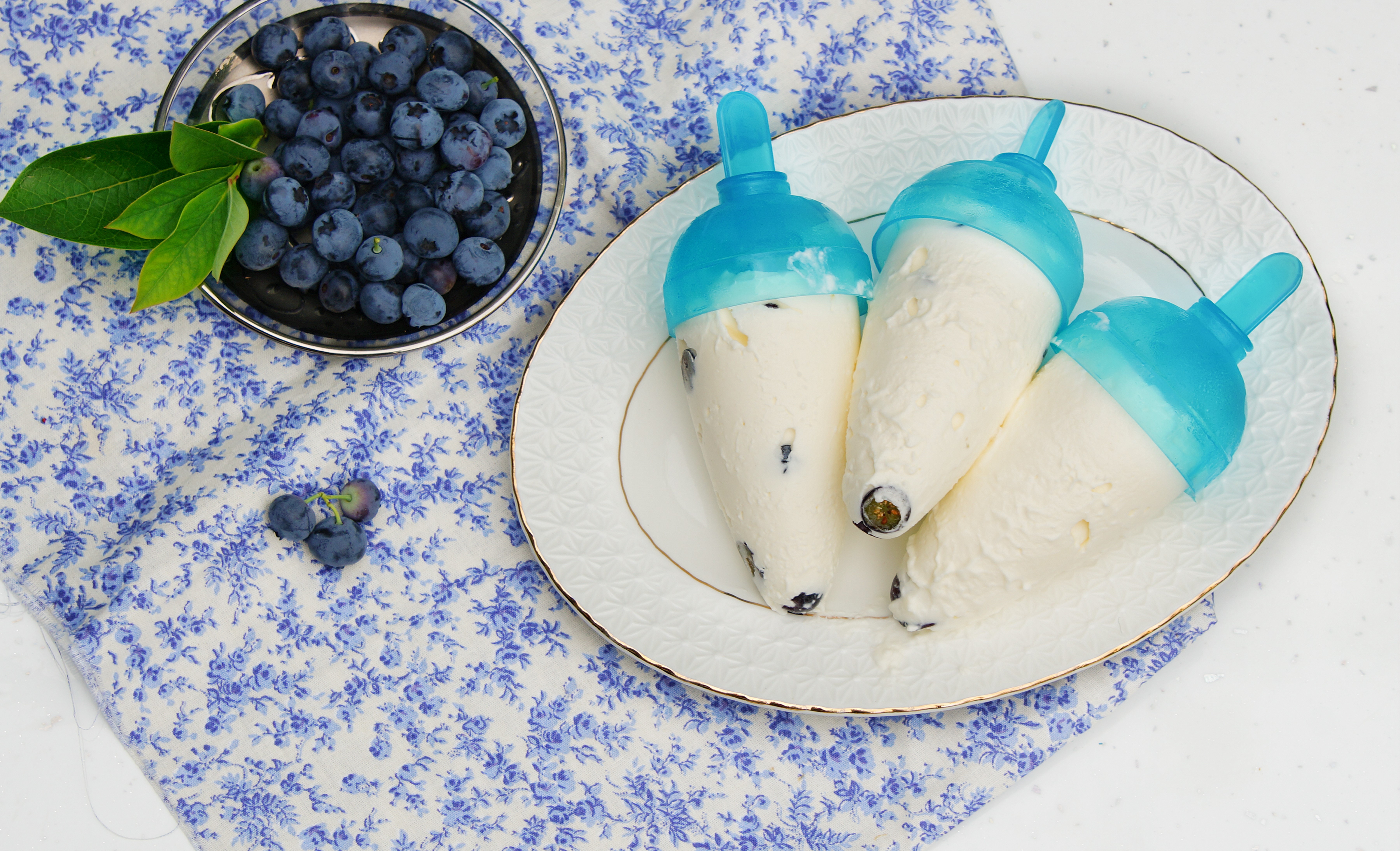 Blueberry ice cream popsicles on a plate HD Wallpaper
