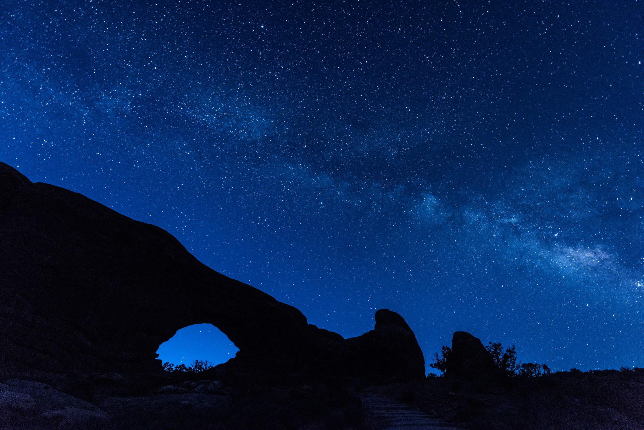 Milky Way over Arches National Park at Night HD Wallpaper