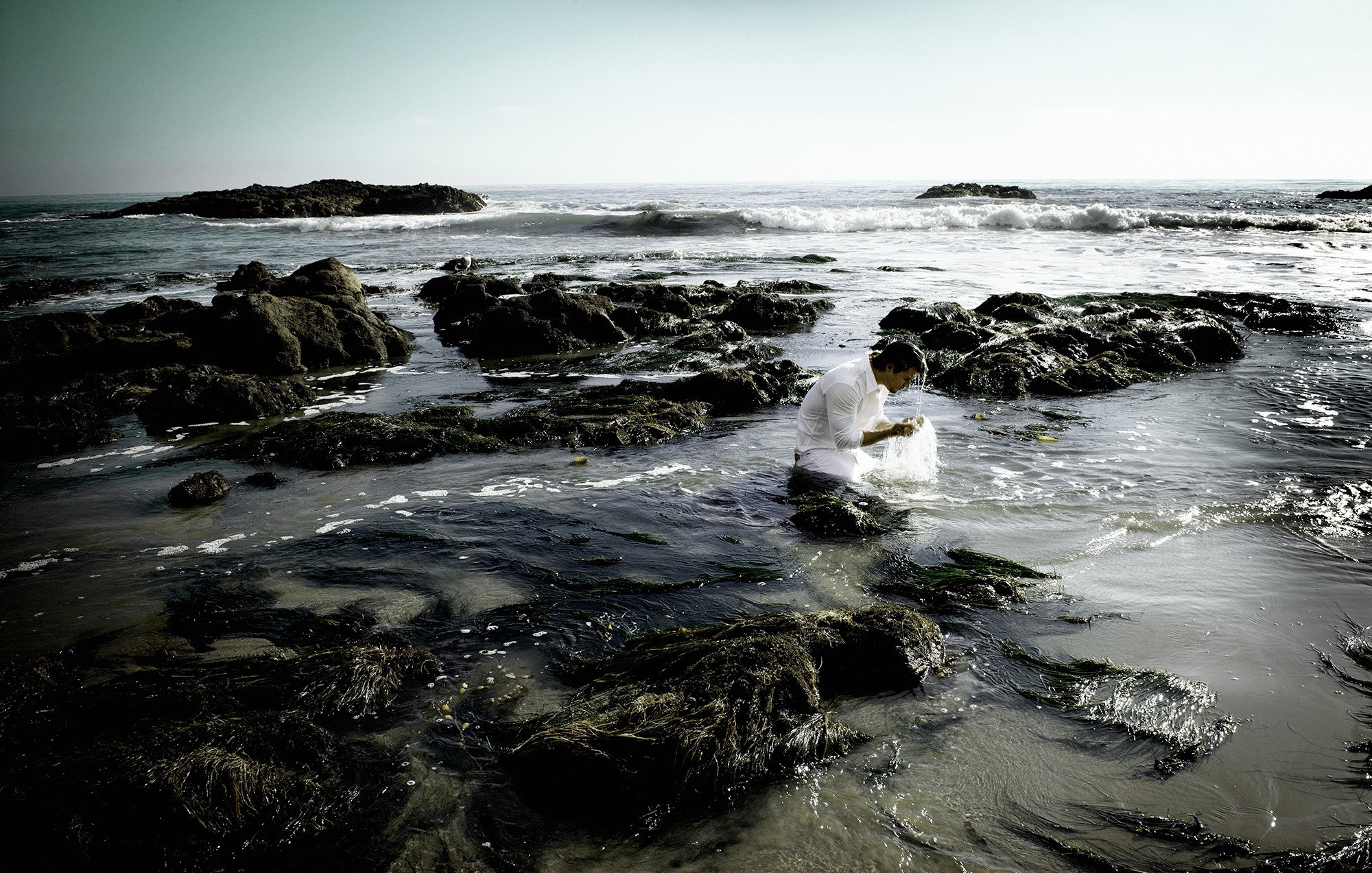 Chris Hemsworth in the Sea HD Wallpaper