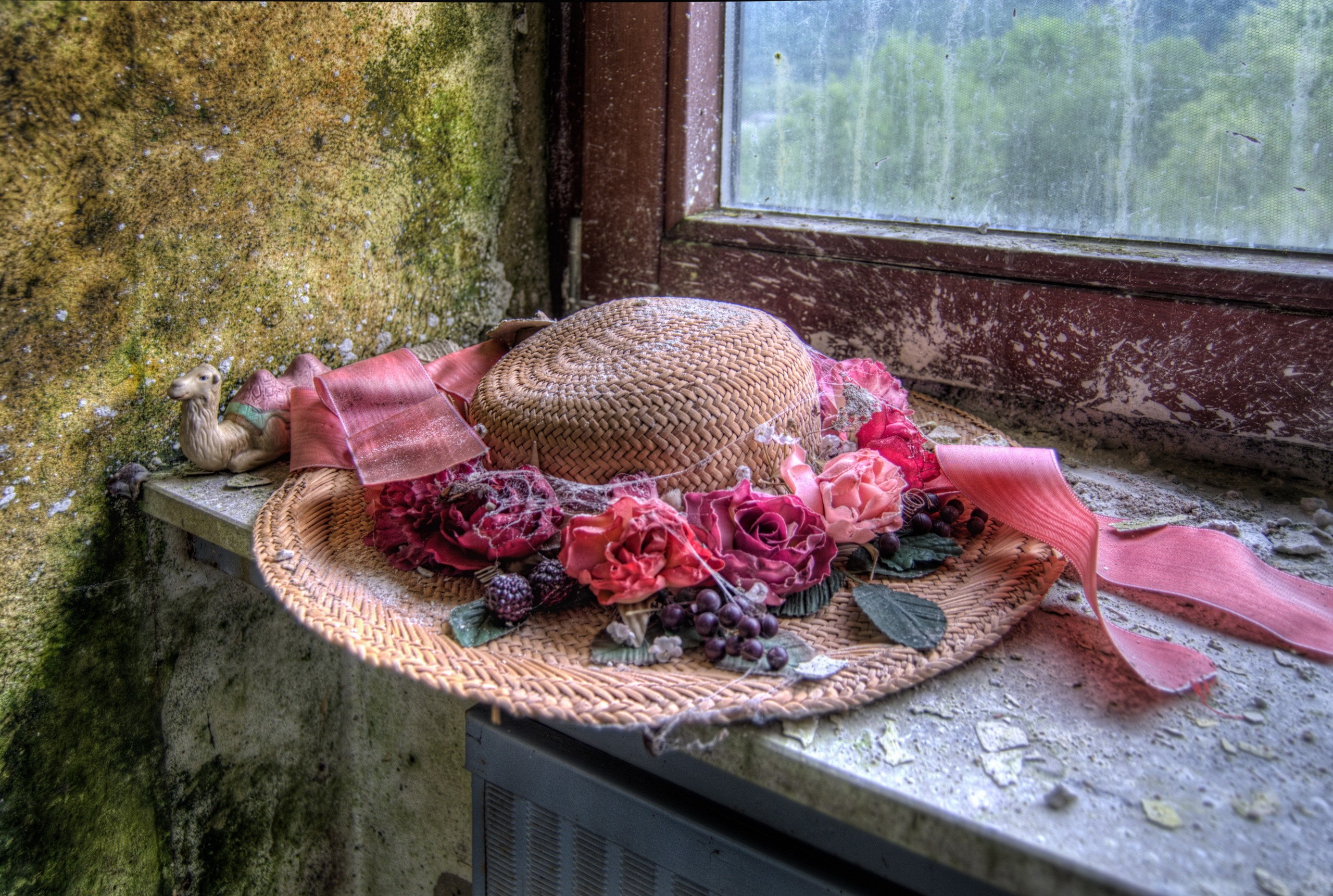 Straw hat with flowers and ribbon on windowsill HD Wallpaper