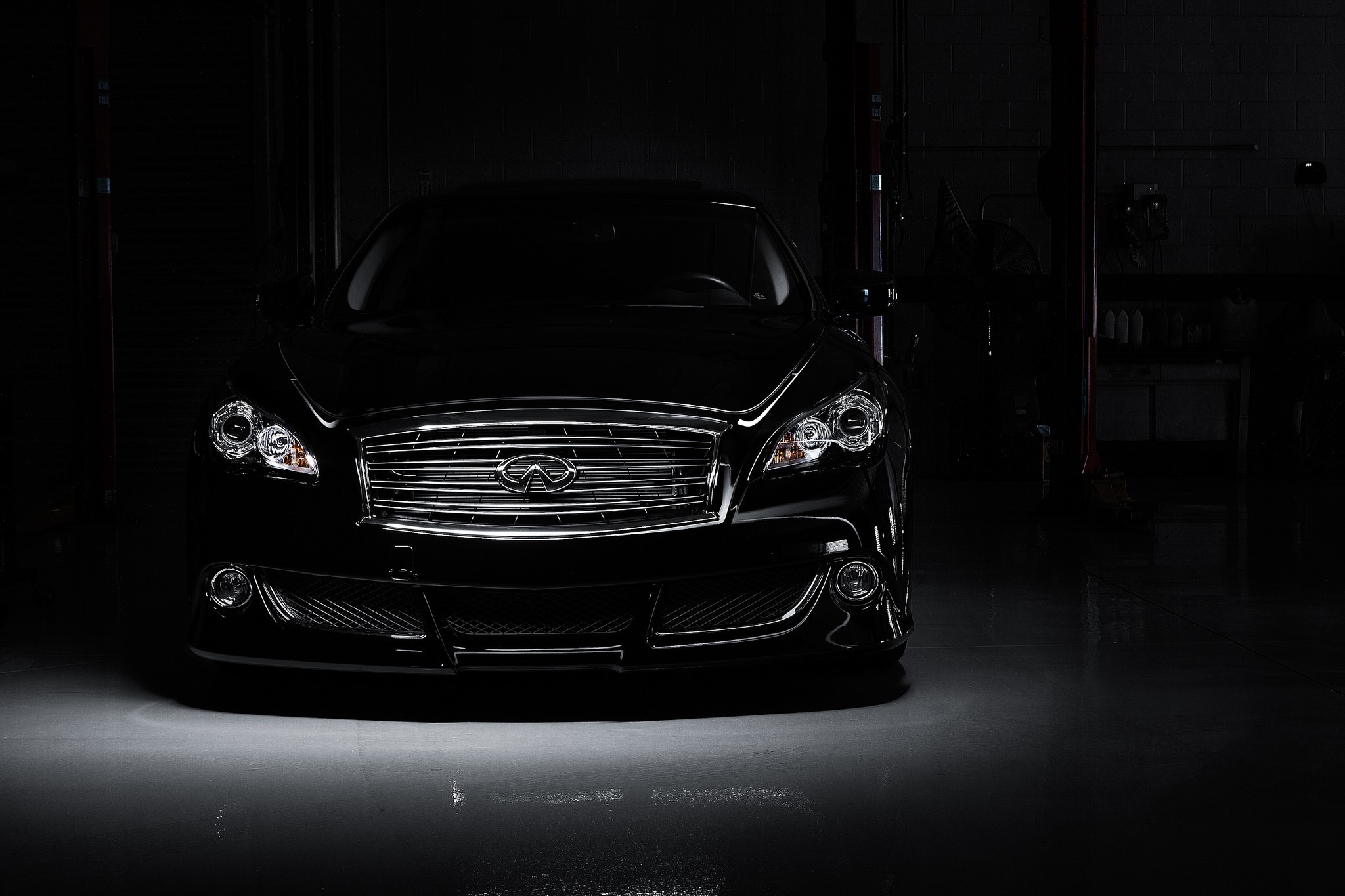 Black Infiniti M35 front view HD Wallpaper