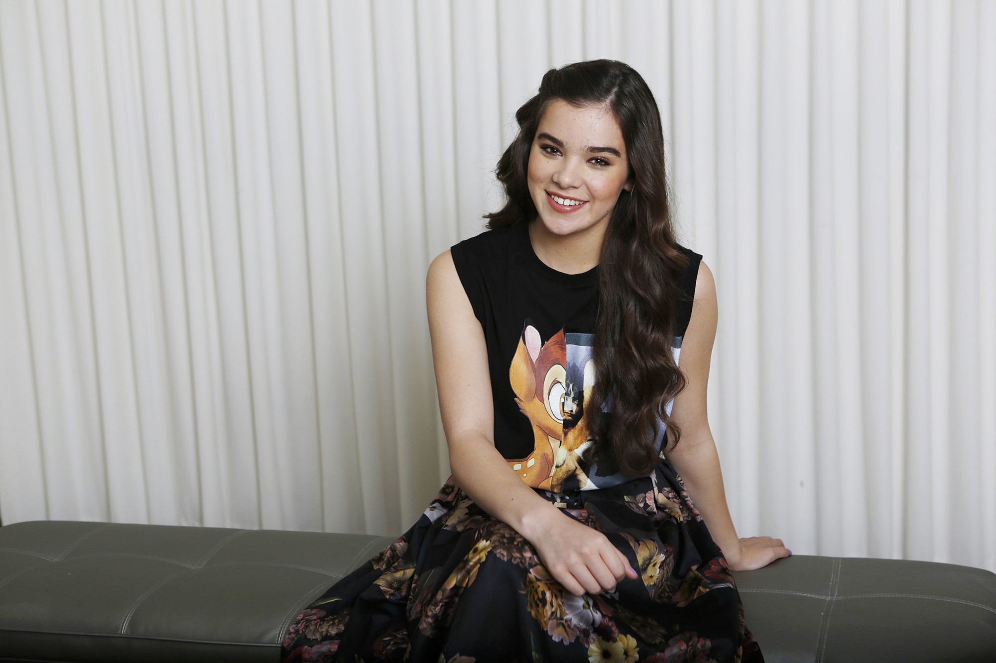 Hailee Steinfeld sitting on a bench HD Wallpaper
