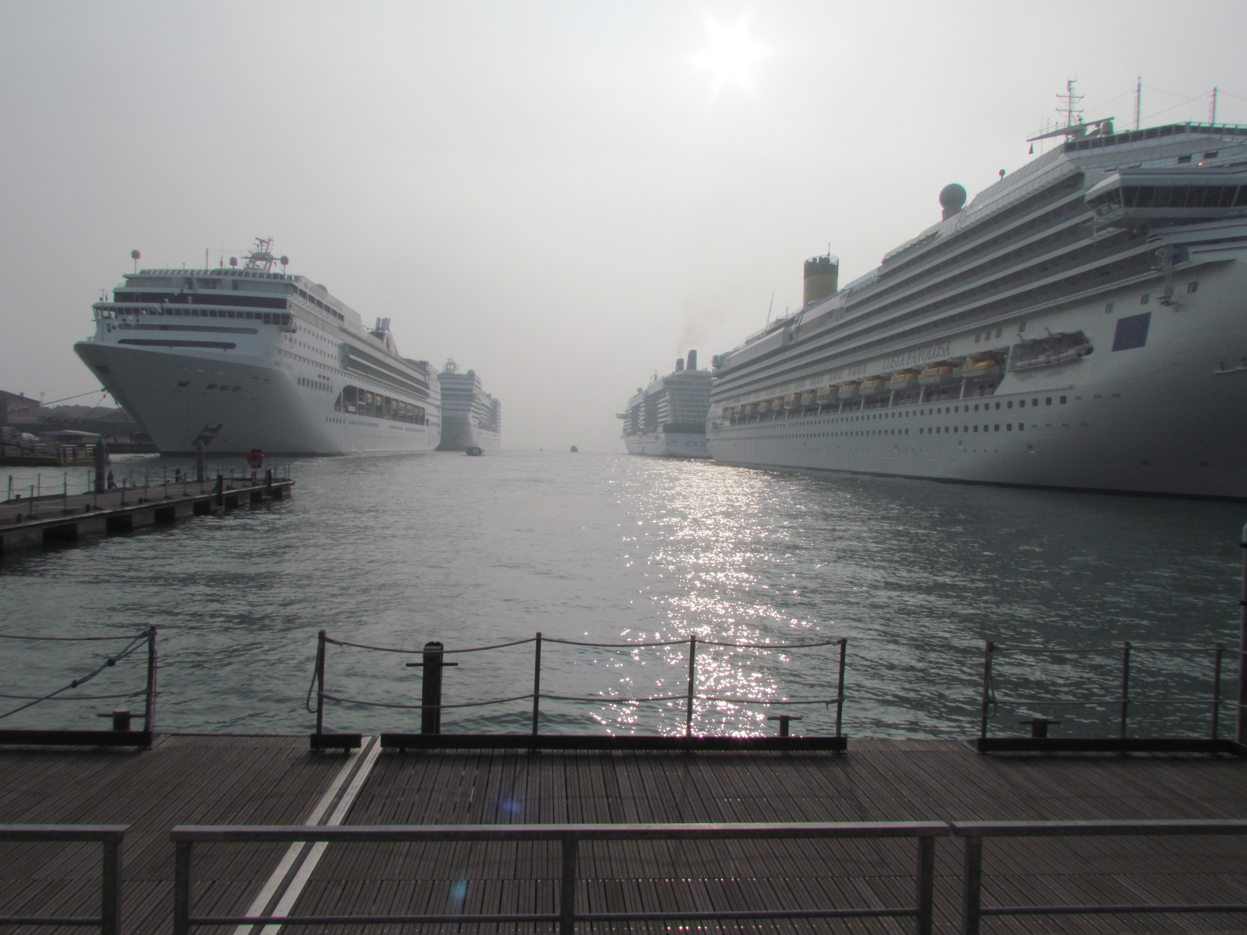 Cruise liners in a foggy marina HD Wallpaper